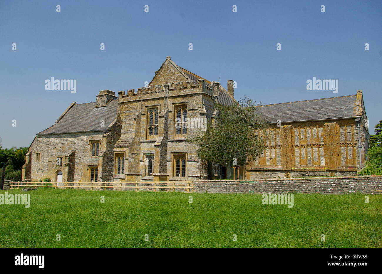 Vue de l'abbaye de Muchelney, un bâtiment classé Grade I dans le village de Muchelney, Somerset. Banque D'Images