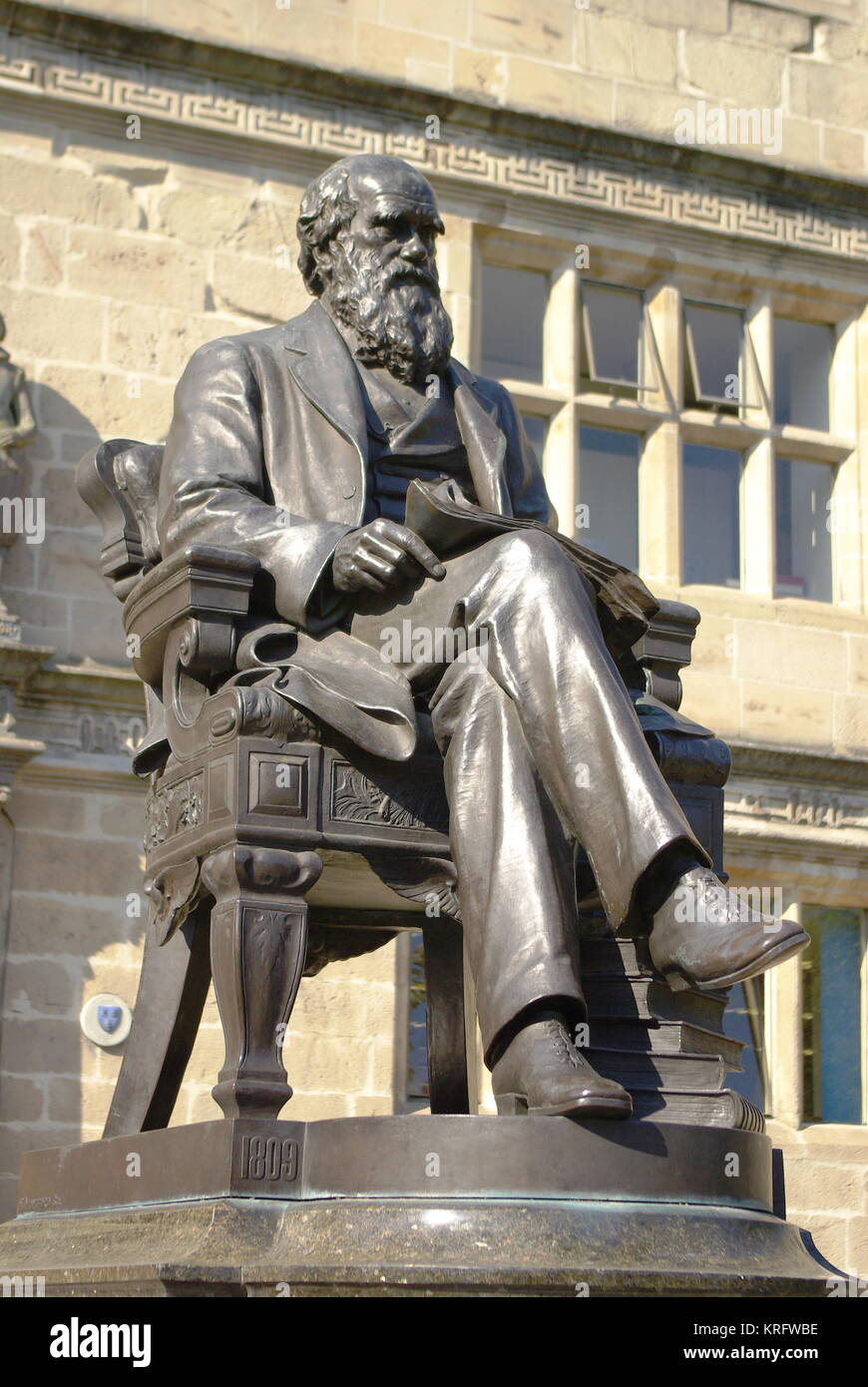 Statue de Charles Darwin, scientifique victorien, à l'extérieur de la bibliothèque publique de sa ville natale de Shrewsbury, Shropshire. La bibliothèque était anciennement Shrewsbury School, fréquentée par Darwin quand il était enfant. Banque D'Images