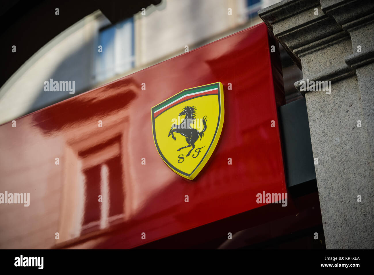 Milan, Italie - 24 septembre 2017 : Ferrari Store à Milan. Fashion week shopping Ferrari Banque D'Images