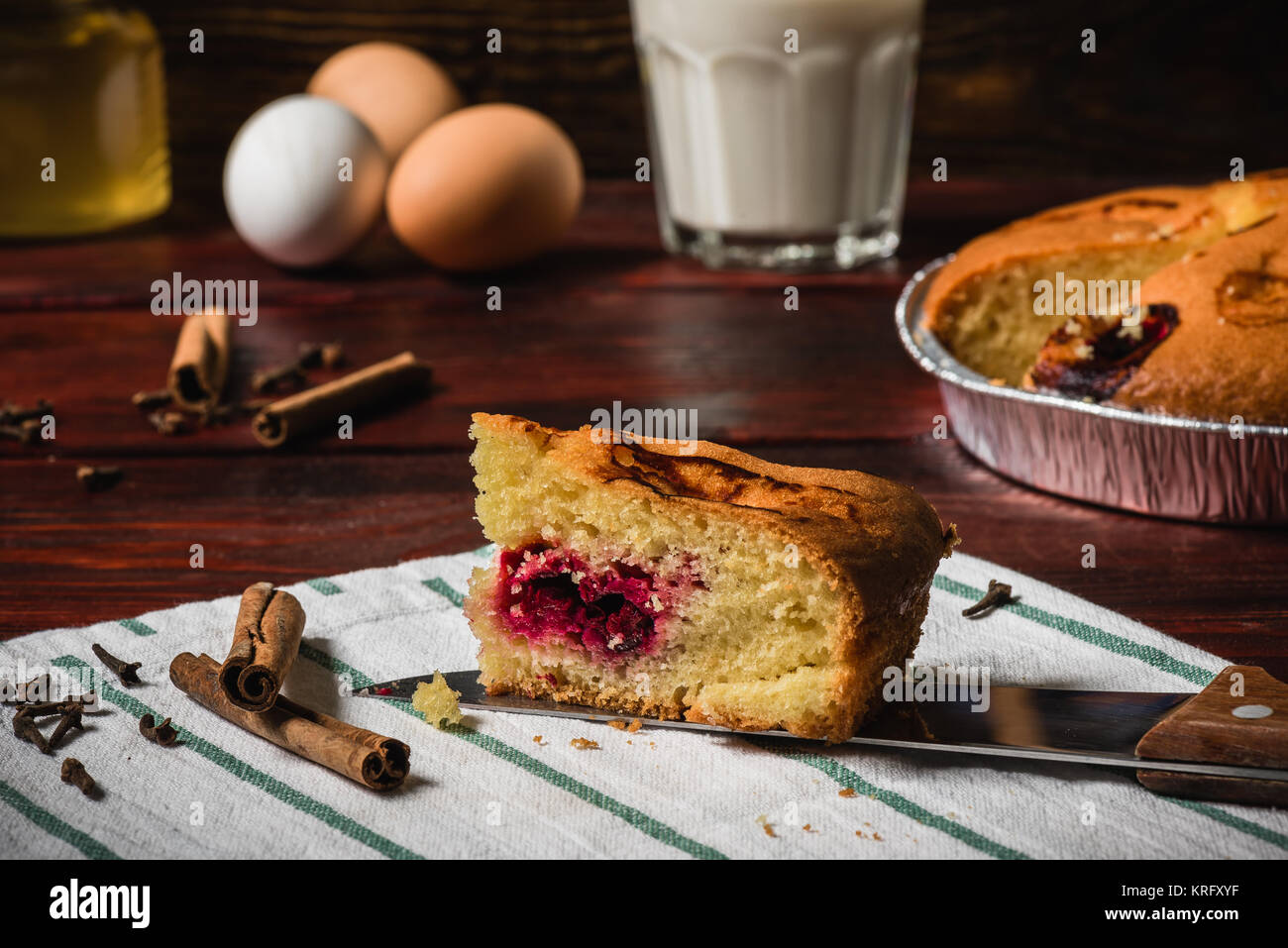 Tranche de gâteau avec certains ingrédients et épices sur towel Banque D'Images