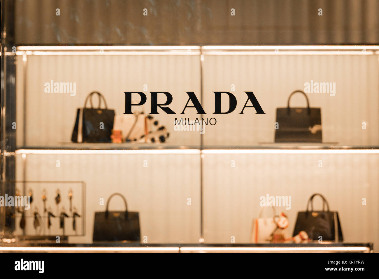 Milan, Italie - 8 octobre, 2016 : Fenêtre et entrée d'un magasin Prada à Milan - zone Montenapoleone, Italie. Après quelques jours de la Fashion Week de Milan. Gagner de l'automne Banque D'Images