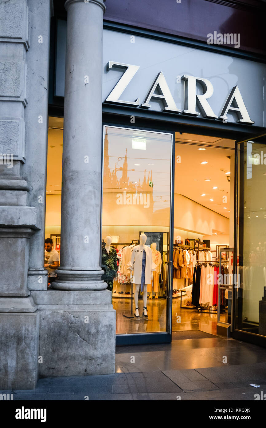 Zara shopping bag retail Banque de photographies et d'images à haute  résolution - Alamy