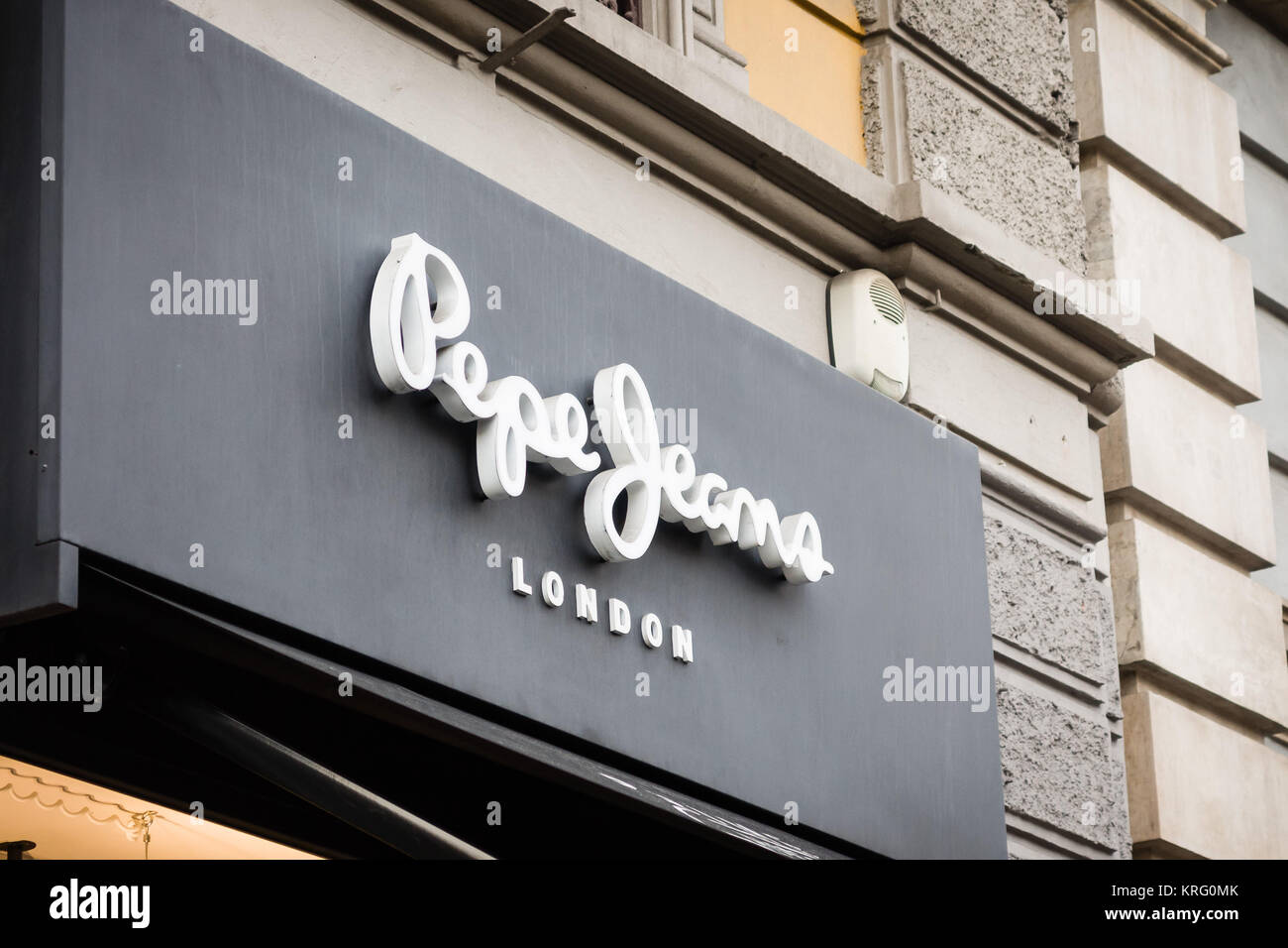 Pepe jeans logo Banque de photographies et d'images à haute résolution -  Alamy