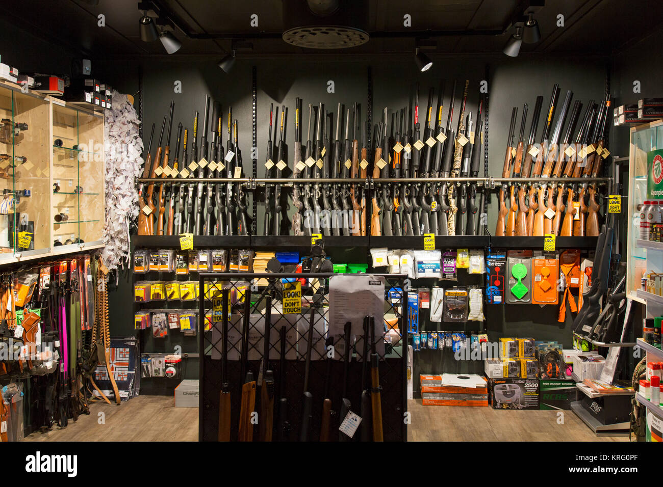 Intérieur de la vente gunstore rifles, pistolets et autres armes à feu à Longyearbyen, Svalbard, Norvège Spitzberg / Banque D'Images