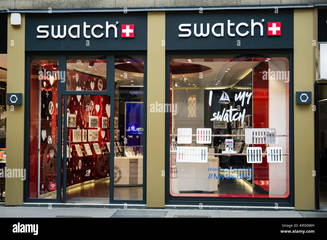Milan, Italie - 28 Février 2017 : Vitrine d'une boutique Swatch à Milan -  zone Montenapoleone. Logo Swatch Photo Stock - Alamy