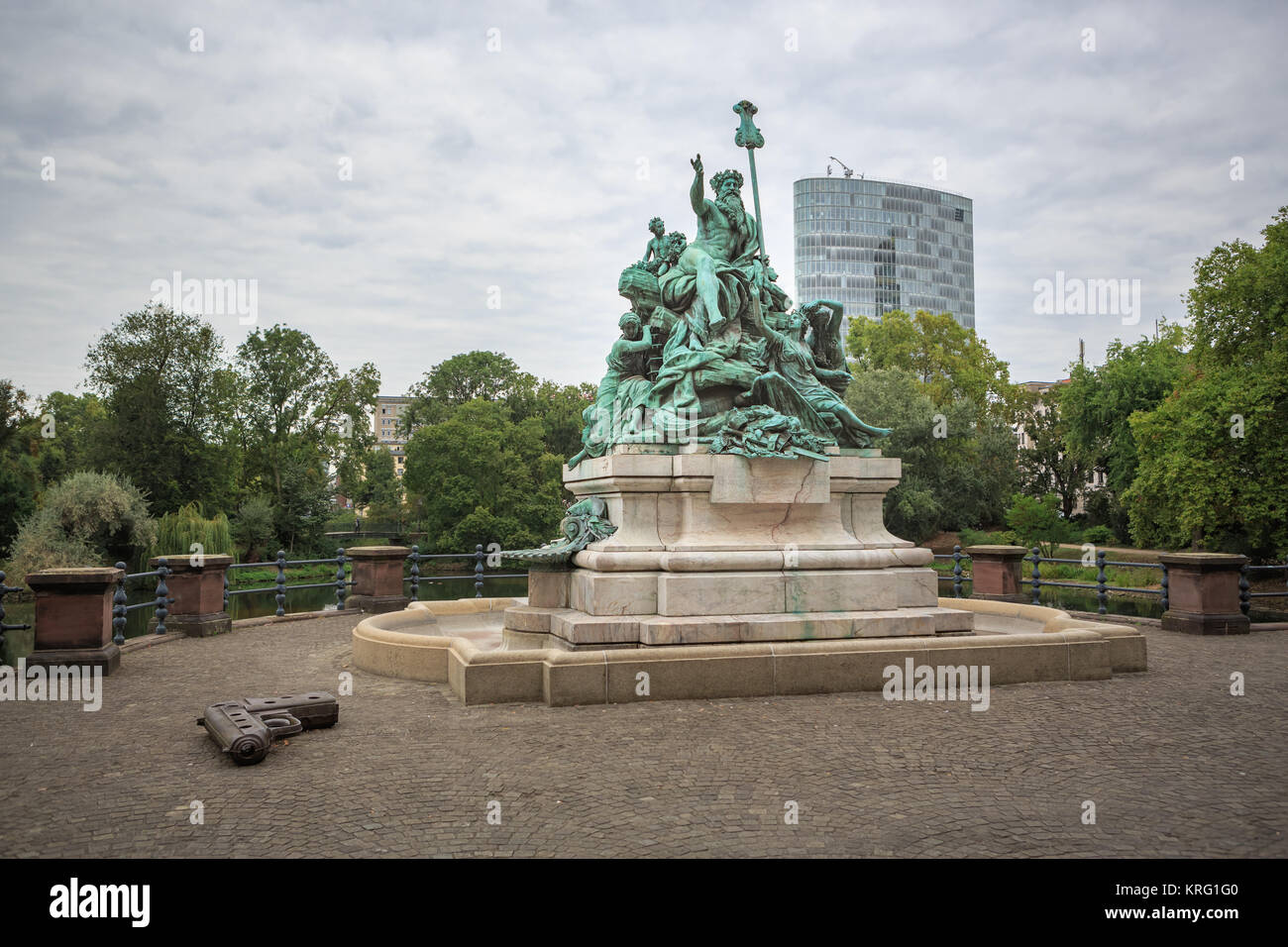 DUSSELDORF, ALLEMAGNE - circa 2016 SEPTEMBRE : Le Père Rhin et sa fille sculpture à Kunstsammlung Nordrhein-Westfalen à Dusseldorf, Allemagne Banque D'Images