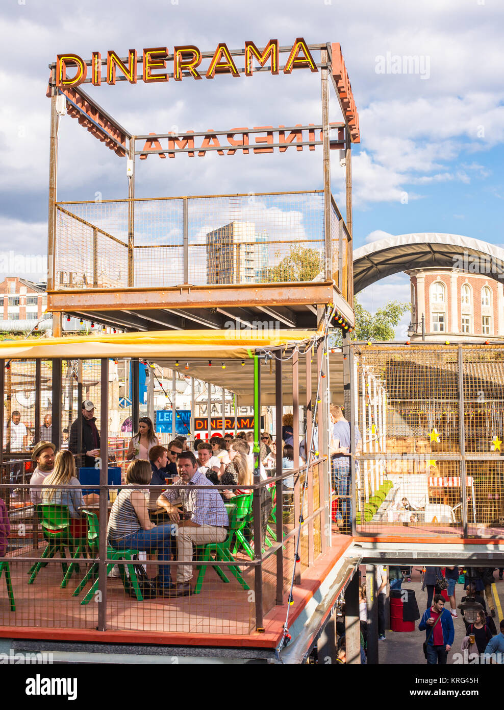 Fenêtre pop-up sur le marché alimentaire de la rue appelé lieu Dinerama populaires parmi les jeunes personnes branchées à Shoreditch Yard,19 Great Eastern Street, London, UK Banque D'Images