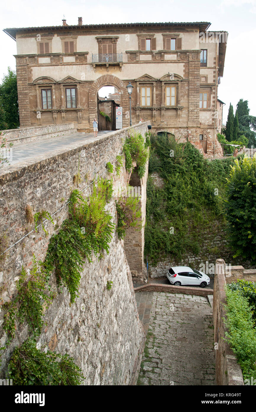 Ponte Campana (pont) et Manierist Palazzo Campana du XVI siècle par Baccio d'Agnolo sur la Via del Castello, dans le centre historique de Colle di Val d'Elsa Banque D'Images