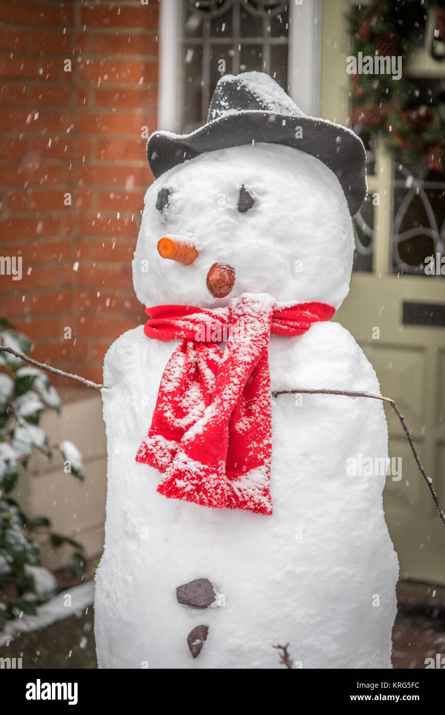 Un bonhomme de neige dans le jardin de devant d'une maison de la banlieue de Londres. Banque D'Images