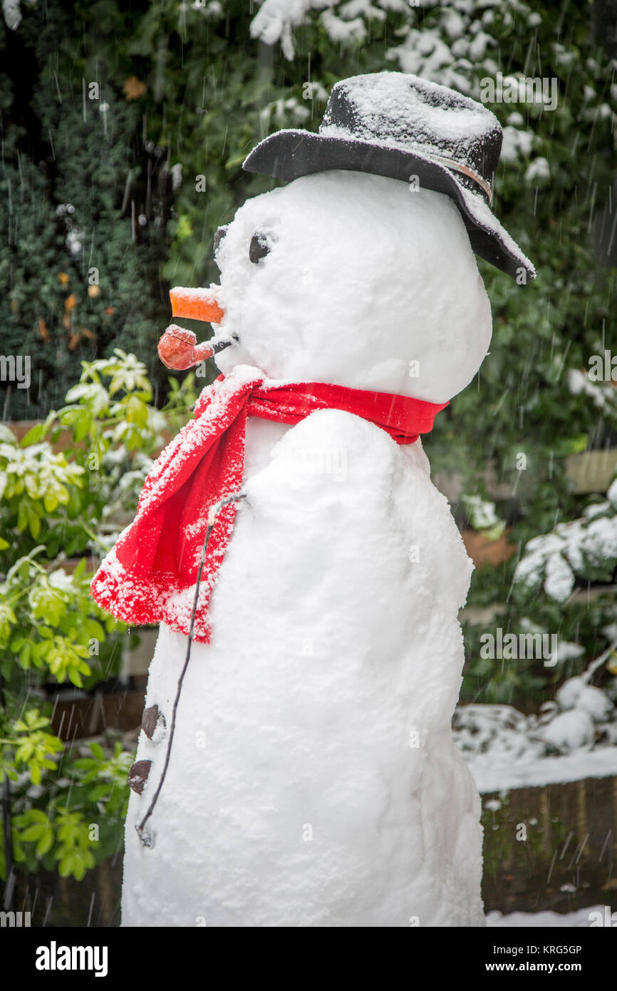 Un bonhomme de neige dans le jardin de devant d'une maison de la banlieue de Londres. Banque D'Images