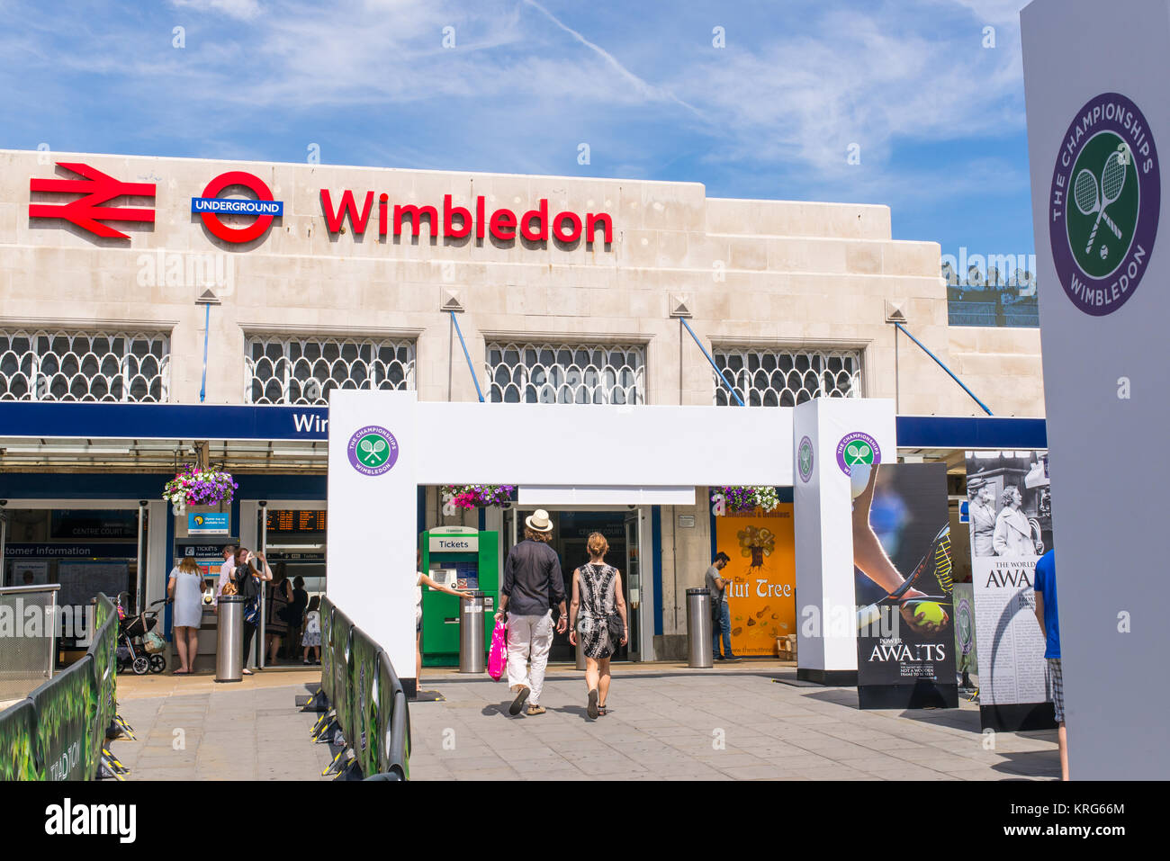 Entrée de la station de métro de Wimbledon décorée avec des panneaux en cours célèbre tournoi de tennis de Wimbledon a appelé les Championnats, Londres Banque D'Images