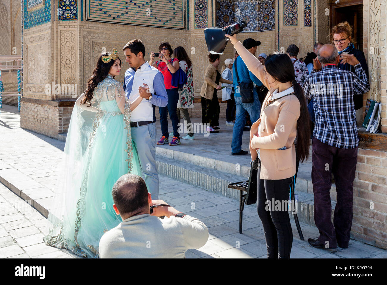 Les jeunes modèles ouzbek prendre part à une séance photo, Boukhara, Ouzbékistan Banque D'Images