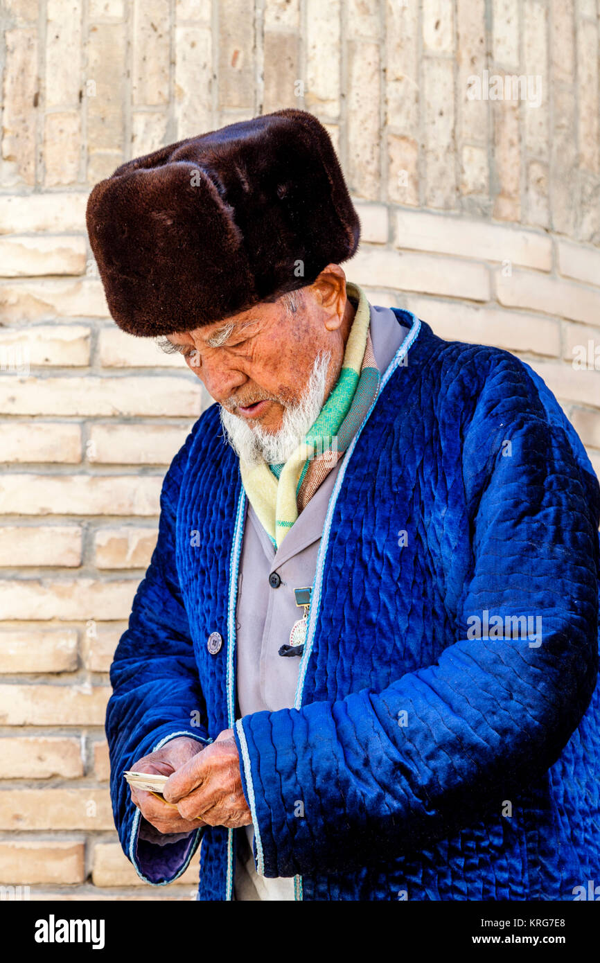 Un homme en costume traditionnel ouzbek de l'argent comptant, Boukhara, Ouzbékistan Banque D'Images