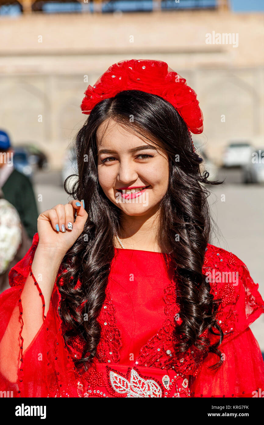 femme-en-costume-traditionnel-ouzbek-banque-de-photographies-et-d