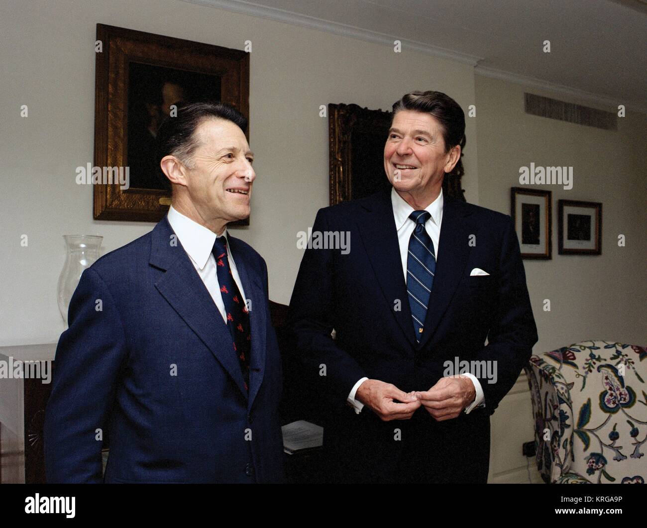 Le président américain Ronald Reagan se réunit avec le secrétaire à la Défense Caspar Weinberger au Pentagone le 17 novembre 1993 à Washington, DC. Banque D'Images