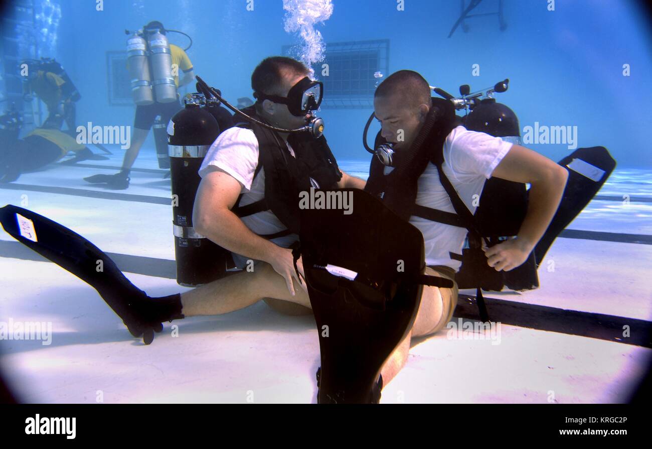 Les étudiants à la base navale de plongée plongée sous-marine et de l'objet du centre de formation La formation de la confiance au fond de la piscine pendant leurs cours de certification de plongée sous-marine, le 6 décembre 2006 à Panama City, Floride. Banque D'Images
