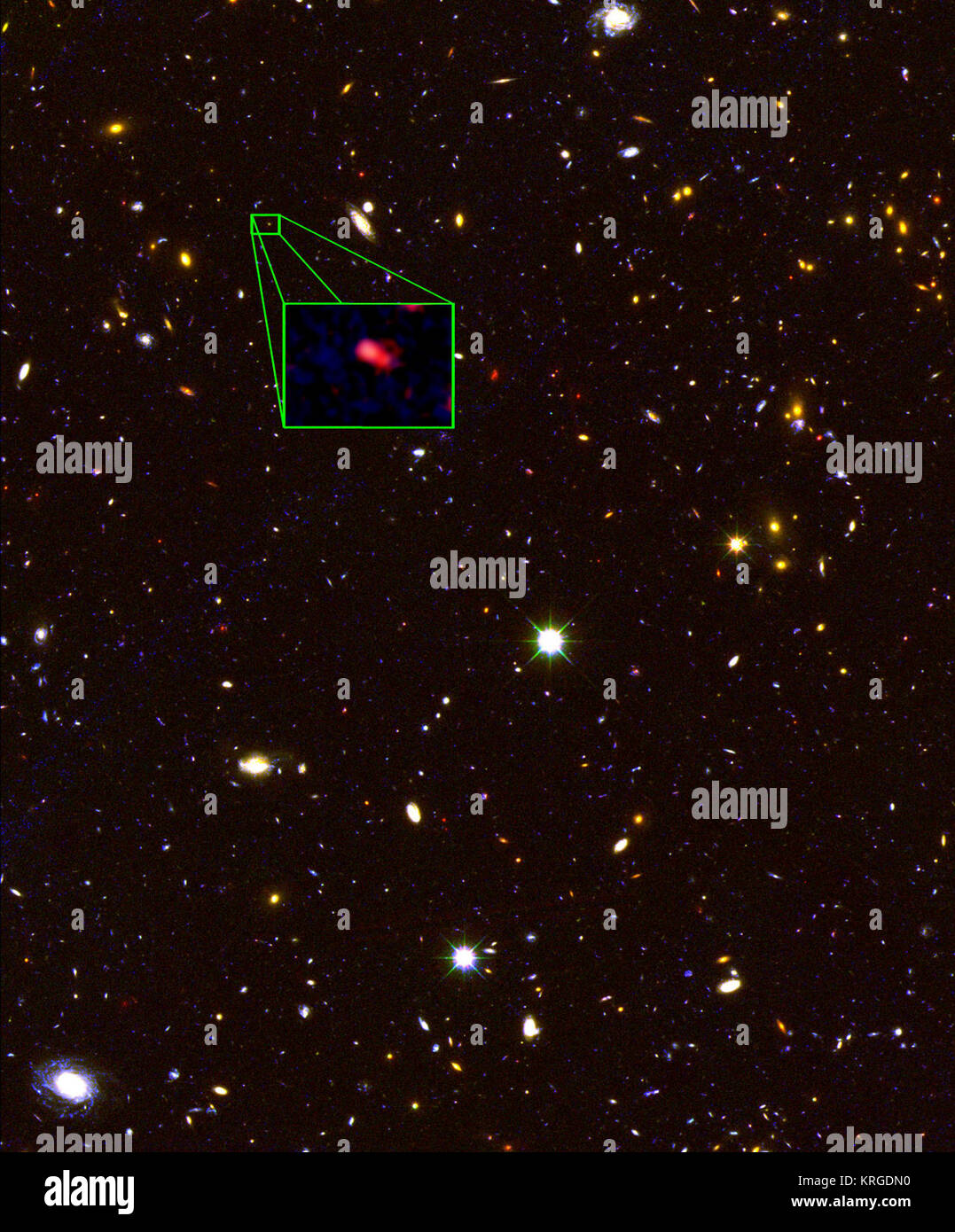 Cette image de la NASA/ESA Hubble Space Telescope BOUGIES Faits saillants du sondage La galaxie la plus lointaine dans l'Univers avec une distance mesurée de façon définitive, appelée z8 GND 5296. La couleur rouge de la galaxie des astronomes avertis qu'il était probable que très loin, et donc vu à une heure tôt après le Big Bang. Une équipe d'astronomes a mesuré la distance exacte en utilisant le télescope Keck I avec le nouveau spectrographe. MOSFIRE Ils ont constaté que cette galaxie est vue à environ 700 millions d'années après le Big Bang, lorsque l'Univers n'avait que 5  % de son âge actuel de 13,8 milliards d'années. Link : NASA Pre Banque D'Images