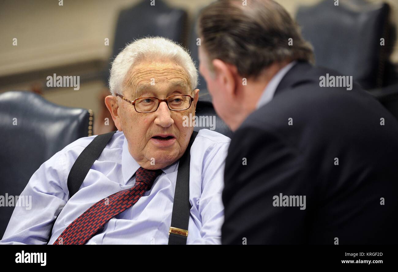 L'ancien secrétaire d'État américain Henry Kissinger se réunit avec l'ancien chef d'état-major de l'Armée du personnel Jack Keane lors d'une réunion du Conseil de la politique de défense au Pentagone le 29 novembre 2011 à Washington, DC. Banque D'Images