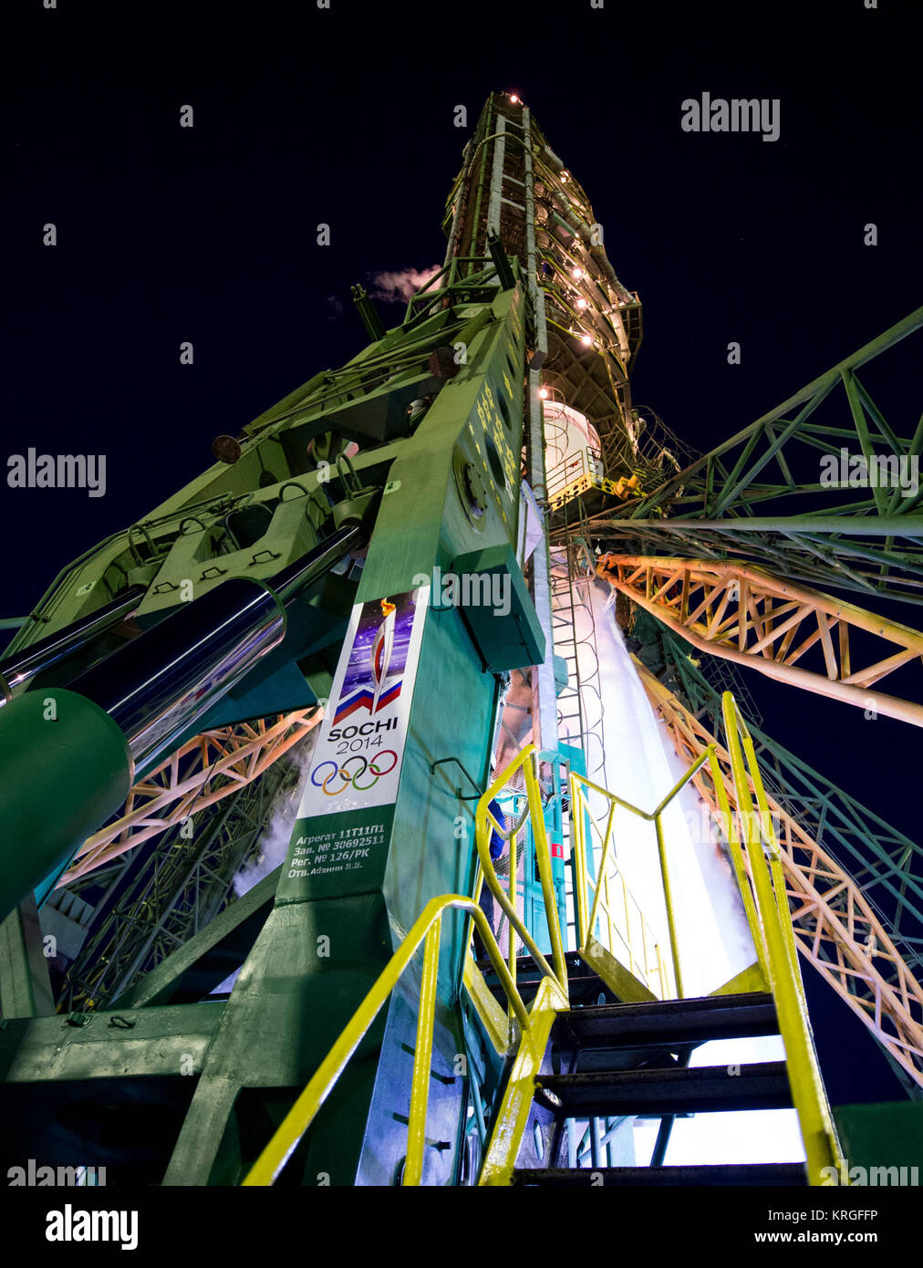 Un signe pour les Jeux Olympiques d'hiver de Sotchi 2014 est considérée à la base du bras de lancement Soyouz après expédition 38 commandant de Soyouz Mikhail Tyurin de Roscosmos, mécanicien de Koichi Wakata de l'Agence japonaise d'exploration aérospatiale, et Rick Mastracchio, mécanicien de la NASA, est monté à bord de leur fusée Soyouz TMA-11M pour leur lancement de la Station spatiale internationale, le jeudi, 7 novembre, 2013, à Baïkonour, au Kazakhstan. La fusée est décoré avec le logo de l'organisation des Jeux Olympiques de Sotchi et d'autres Comité d'art pour commémorer le lancement de la flamme olympique avec l'équipe pour une visite de quatre jours Banque D'Images