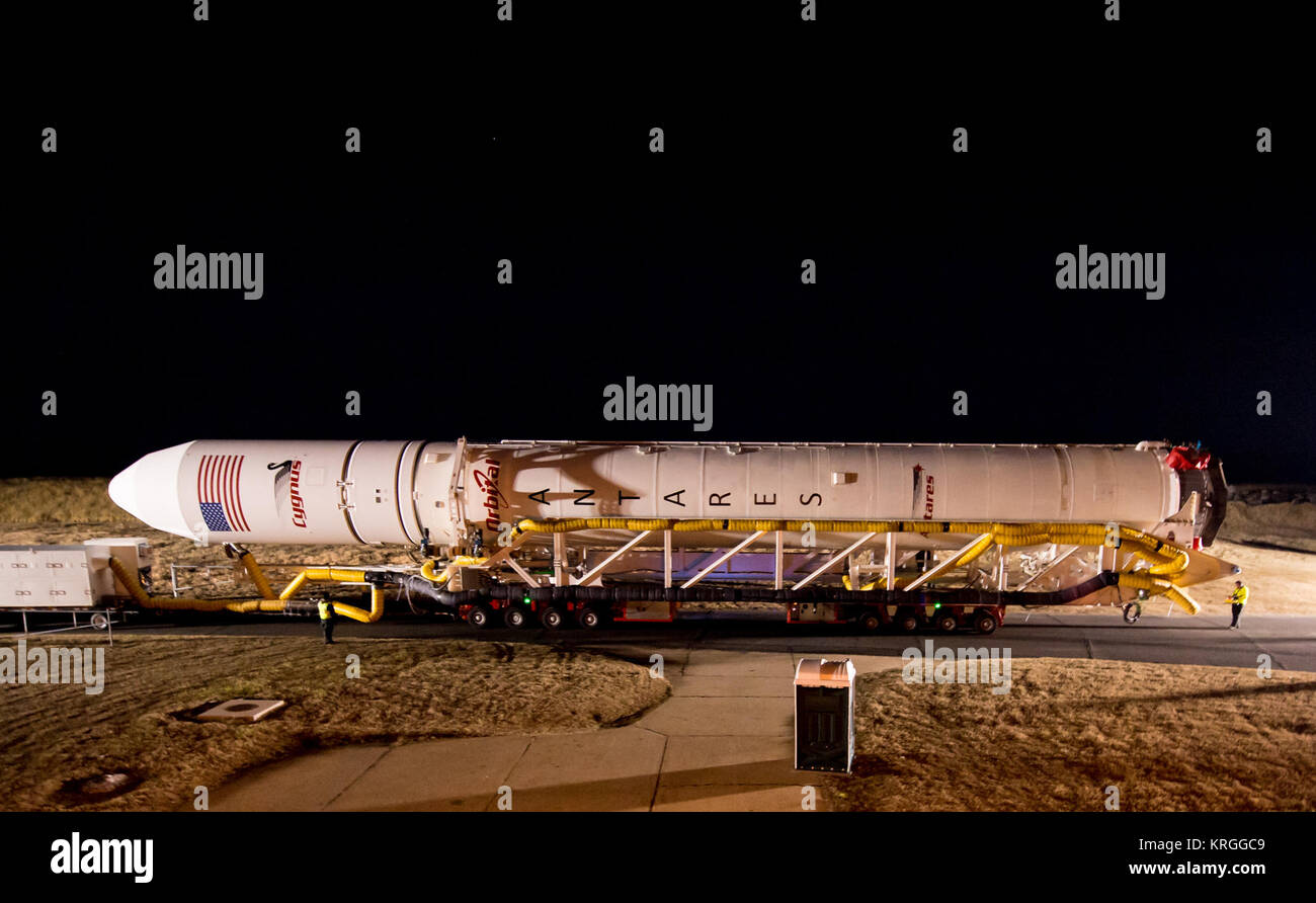 Une fusée Orbital Science Corporation Antares est vu comme elle est déployée à Launch Pad-0A de la NASA à Wallops Flight Facility Mardi, 16 décembre 2013 à l'avance d'un lancement Jeudi, Wallops Island, VA. L'Antares va lancer un engin spatial Cygnus sur une mission de ravitaillement en marchandises à la Station spatiale internationale. L'Orbital-1 mission Orbital Sciences' premier vol de livraison de marchandises sous contrat à la station spatiale à la NASA. Parmi la cargaison à bord de Cygnus prêt à lancer à la station spatiale sont des expériences scientifiques, des dispositions de l'équipage, pièces de rechange et d'autres matériels. Le lancement est prévu pour 9 h 19. E Banque D'Images