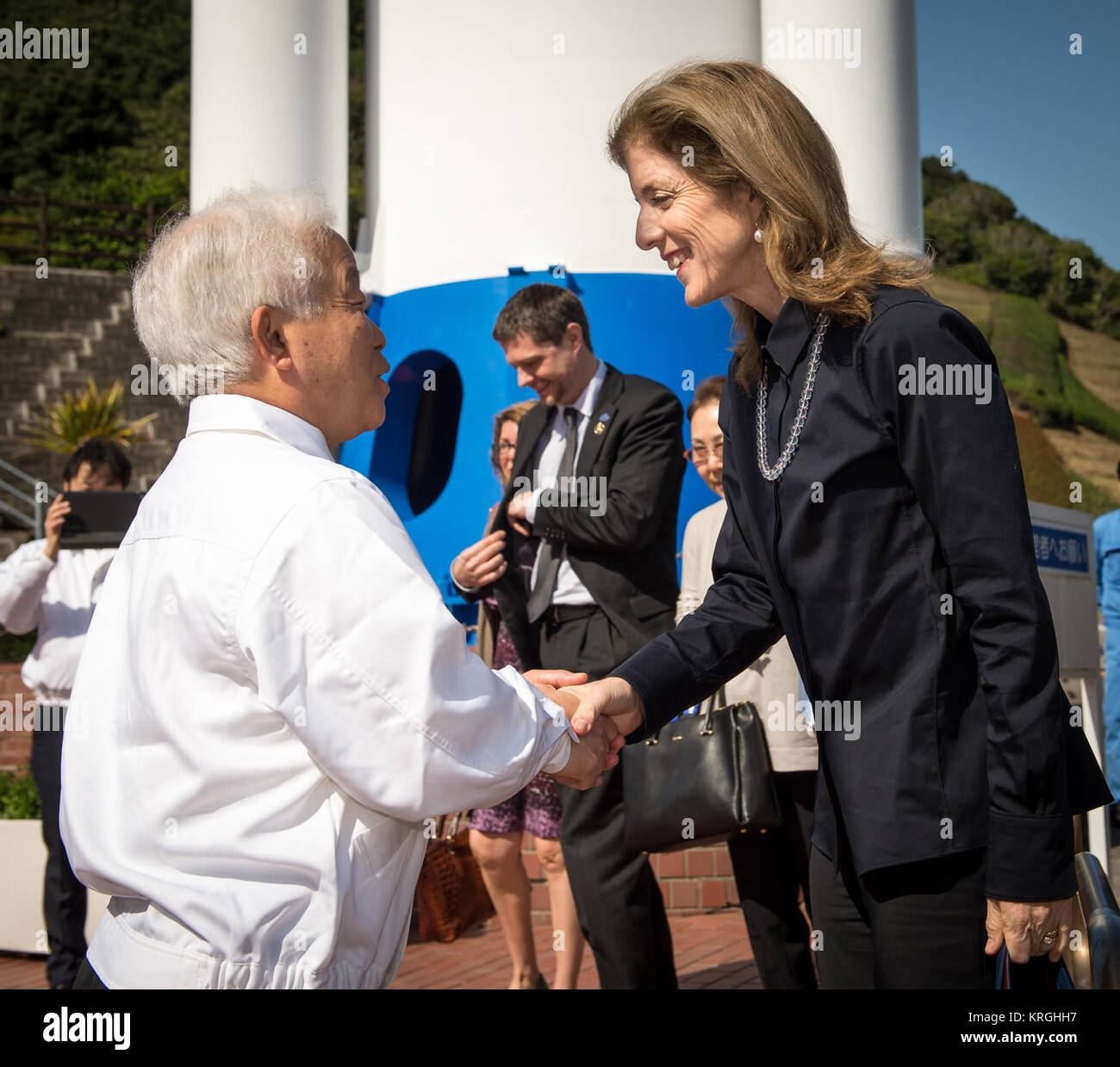 Caroline Bouvier Kennedy, Ambassadeur extraordinaire et plénipotentiaire des États-Unis vers le Japon, à droite, est accueilli par l'Agence japonaise d'exploration aérospatiale (JAXA), Président, Naoki Okumura, au Centre spatial de Tanegashima Visitors Centre le Jeudi, Février 27, 2014, Japon, Tanegashima. L'ambassadeur est de visiter le centre spatial et l'espoir de voir le lancement prévu d'une fusée japonaise H-IIA transportant le NASA-JAXA, Global Precipitation Measurement (GPM) Observatoire de base. Une fois lancé, le GPM permettra de recueillir de l'information qui rassemble des données d'un réseau international d'État actuels et futurs Banque D'Images
