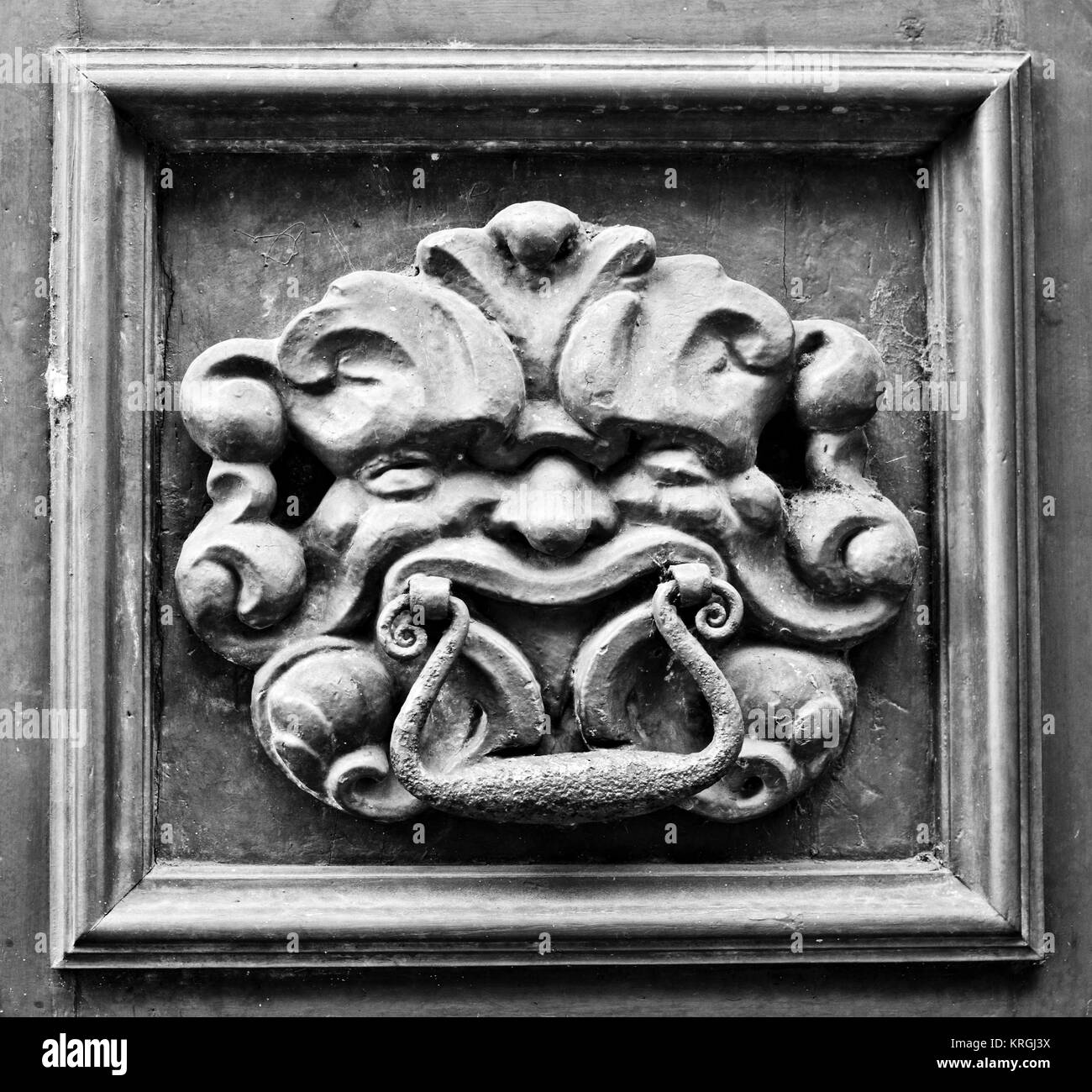 Knocker en metal monster head sur la vieille porte de bois Banque D'Images