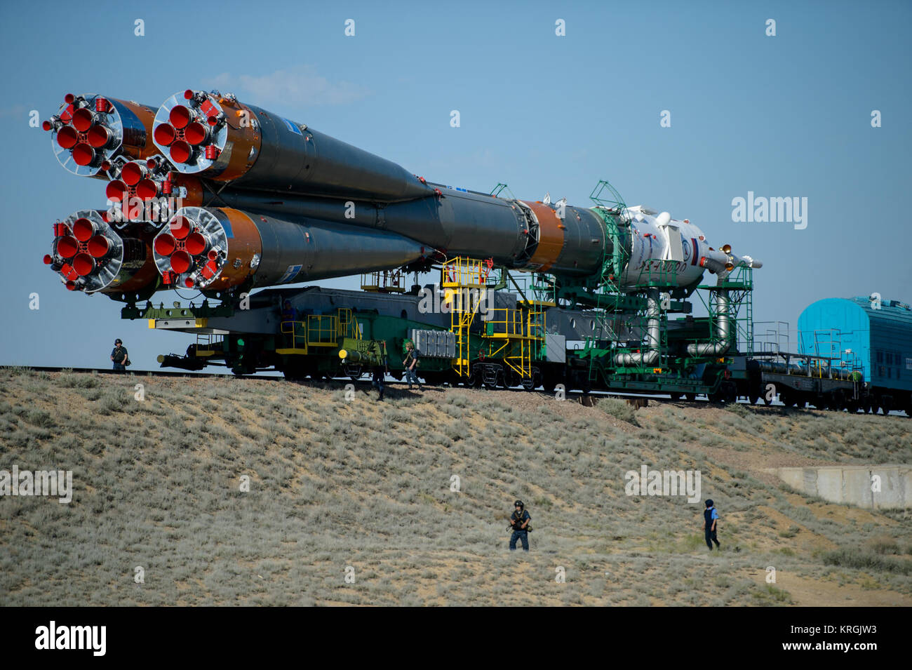 Le Soyouz TMA-13M est déployée à l'aire de lancement par le train le Lundi, Mai 26, 2014, au cosmodrome de Baïkonour au Kazakhstan. Lancement de la fusée Soyouz est prévu pour mai 29 et enverra 40 expédition commandant de Soyouz Maxim Suraev, de l'Agence spatiale russe, Roskosmos, Alexander Gerst, ingénieur de vol de l'Agence spatiale européenne, ESA, et ingénieur de vol Reid Wiseman de la NASA sur une période de cinq mois et demi de mission à bord de la Station spatiale internationale. Crédit photo : NASA/Joel Kowsky) Expedition 40 (Preflight 201405260015HQ) Banque D'Images