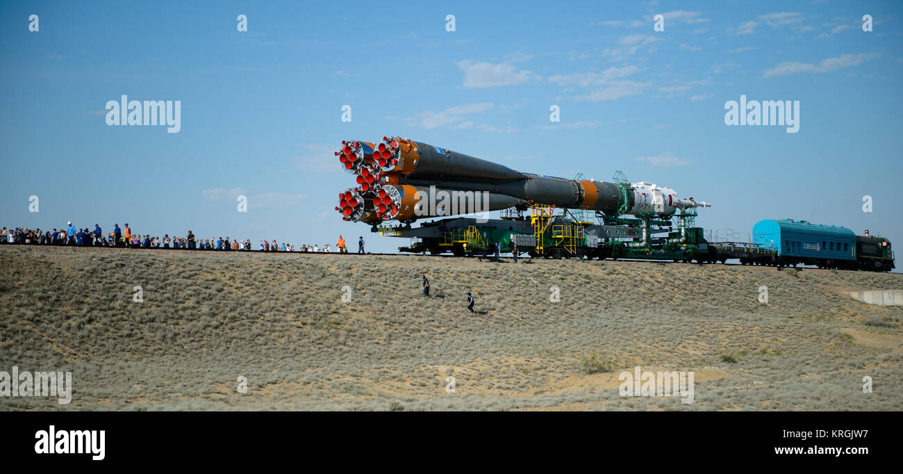 Les invités et les membres des médias regardez comme le vaisseau Soyouz TMA-13M est déployée à l'aire de lancement par le train le Lundi, Mai 26, 2014, au cosmodrome de Baïkonour au Kazakhstan. Lancement de la fusée Soyouz est prévu pour mai 29 et enverra 40 expédition commandant de Soyouz Maxim Suraev, de l'Agence spatiale russe, Roskosmos, Alexander Gerst, ingénieur de vol de l'Agence spatiale européenne, ESA, et ingénieur de vol Reid Wiseman de la NASA sur une période de cinq mois et demi de mission à bord de la Station spatiale internationale. Crédit photo : NASA/Joel Kowsky) Expedition 40 (Preflight 201405260016HQ) Banque D'Images