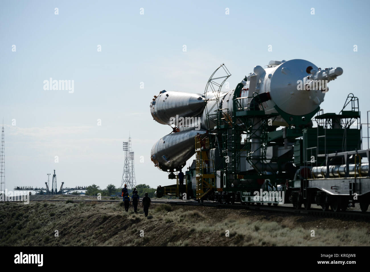 Le Soyouz TMA-13M est déployée à l'aire de lancement par le train le Lundi, Mai 26, 2014, au cosmodrome de Baïkonour au Kazakhstan. Lancement de la fusée Soyouz est prévu pour mai 29 et enverra 40 expédition commandant de Soyouz Maxim Suraev, de l'Agence spatiale russe, Roskosmos, Alexander Gerst, ingénieur de vol de l'Agence spatiale européenne, ESA, et ingénieur de vol Reid Wiseman de la NASA sur une période de cinq mois et demi de mission à bord de la Station spatiale internationale. Crédit photo : NASA/Joel Kowsky) Expedition 40 (Preflight 201405260018HQ) Banque D'Images