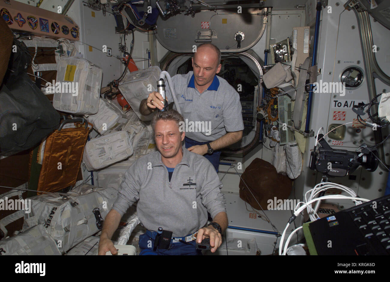 ISS-13 Jeffrey N. Williams scm Thomas Reiter's hair dans le nœud de l'unité Banque D'Images