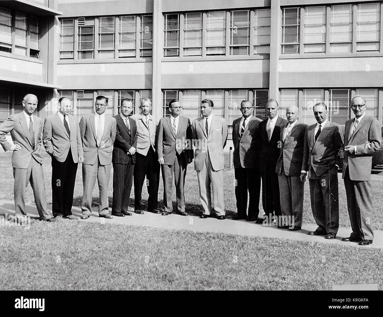 DR. VON BRAUN ET L'ORIGINAL DE L'ÉQUIPE ALLEMANDE À BLDG. 4488 L'ARMÉE A CONDUIT À DES EFFORTS DE L'ESPACE AVANT LE TRANSFERT DE L'ABMA DE L'ÉQUIPE À MSFC. (L. À R.) DR. ERNST STUHLINGER, DR. HOELZER CASQUE, Karl L. HEIMBURG, DR. ERNST GEISSLER, ERICH W. NEUBERT, DR. WERNHER VON BRAUN, WILLIAM A. MRAZEK, HANS HEUTER, EBERHARD REES, DR. KURT DEBUS, ET HANS H. MAUS. Douze spécialistes scientifiques de l'équipe de Peenemuende Banque D'Images