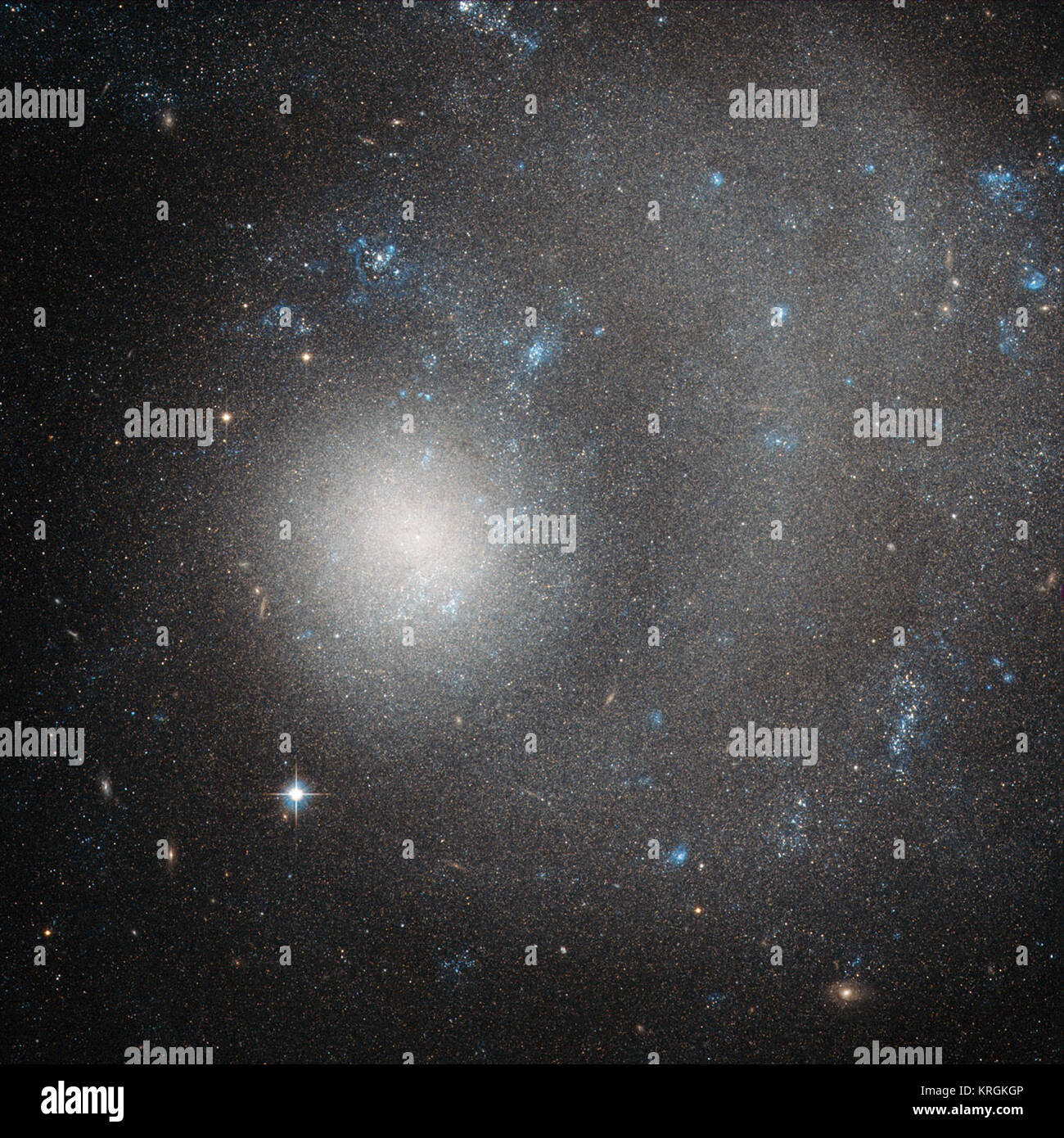 L'objet de cette nouvelle image de Hubble est NGC 5474, une galaxie naine situé à 21 millions d'années-lumière dans la constellation de la Grande Ourse (La Grande Ourse). Cette magnifique image a été prise avec la caméra avancée de Hubble pour les enquêtes (ACS). Le terme 'dwarf' galaxy peut sembler petit, mais ne vous y trompez pas - NGC 5474 contient plusieurs milliards d'étoiles ! Cependant, par rapport à la Voie Lactée, avec ses centaines de milliards d'étoiles, NGC 5474 semble en effet relativement faible. NGC 5474 est lui-même partie du groupe Messier 101. La galaxie la plus brillante de ce groupe est le bien connu se colorent en spirale Ga Banque D'Images