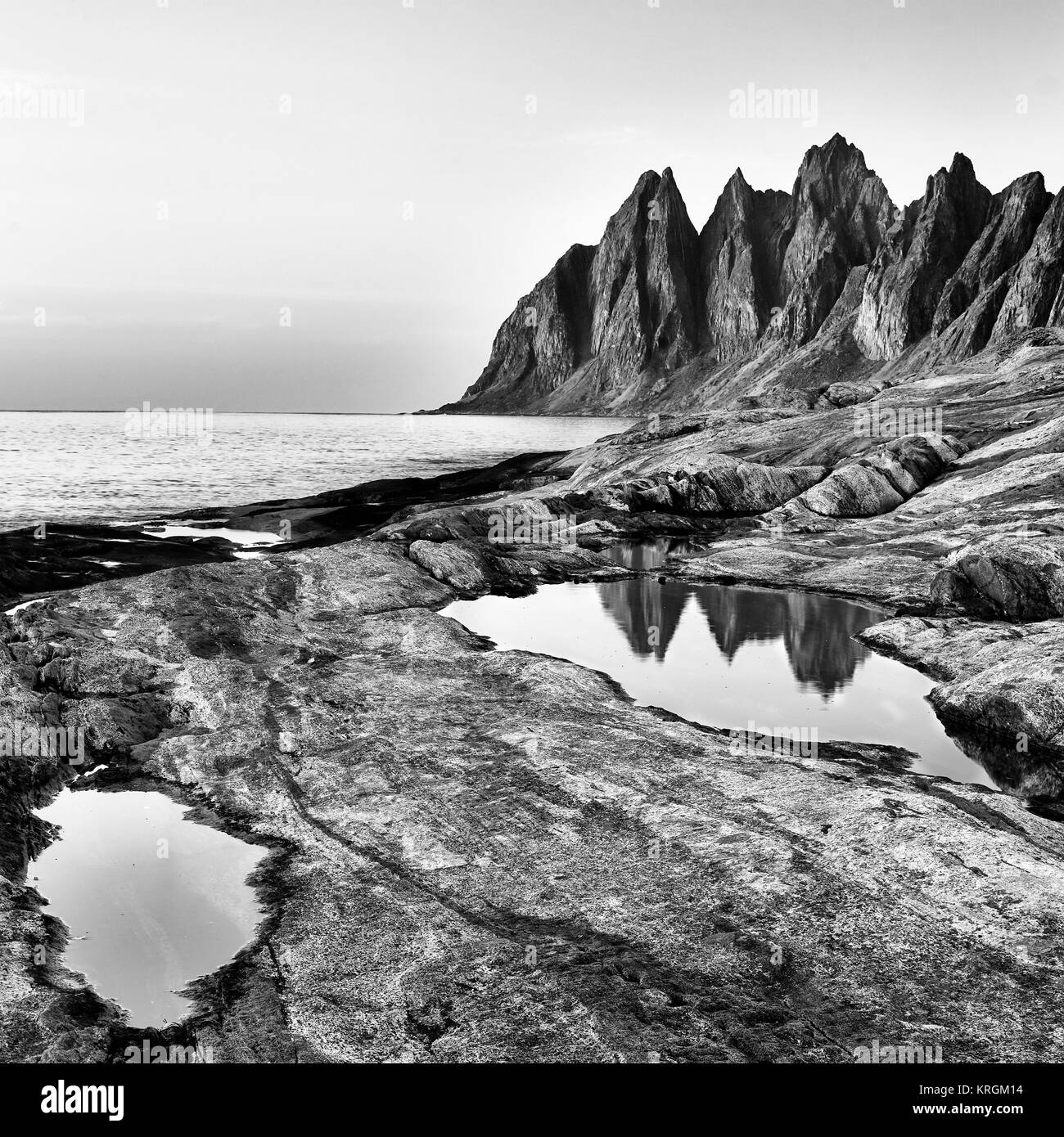 Okshornan, les dents du diable, d'Tungeneset près de Ersfjord, Senja, Berg, Troms, Norvège. Le noir et blanc Banque D'Images