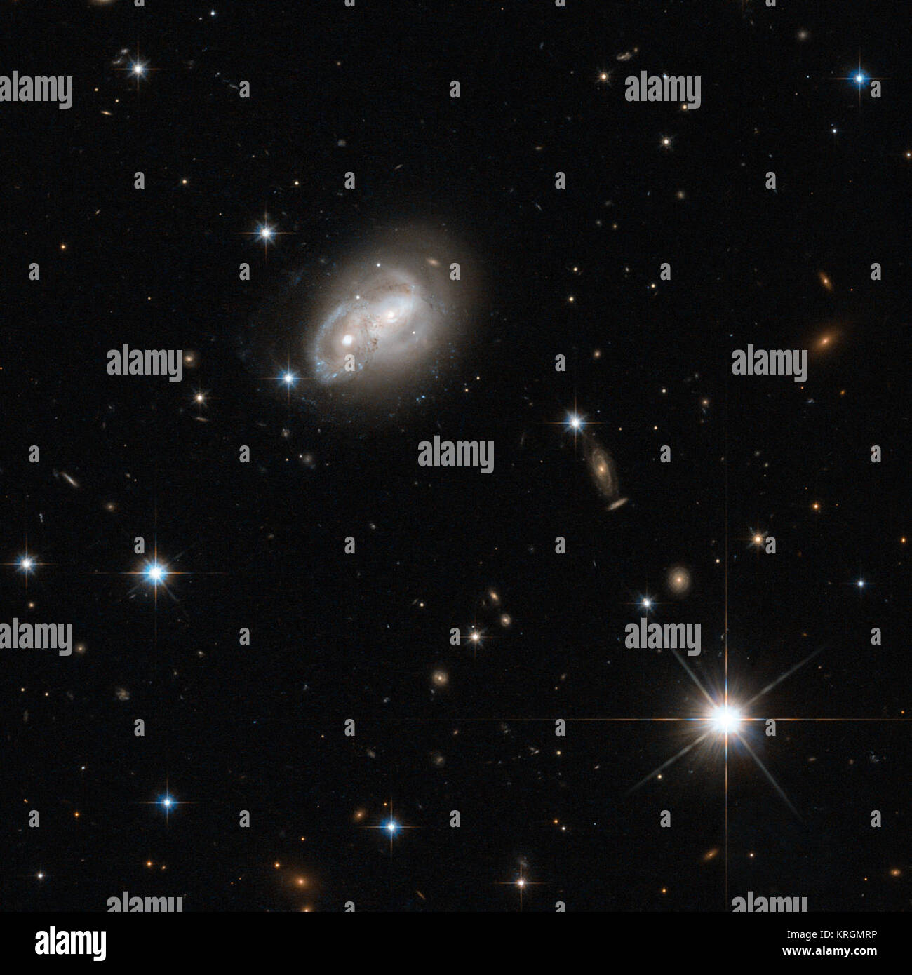 À partir d'objets aussi petits que Newton's apple pour ceux qui sont aussi grand qu'une galaxie, aucun corps physique est libre, à partir de l'arrière des liens de la gravité, comme en témoigne cette magnifique photo prise par la caméra à grand champ et 3 Appareil photo avancée pour les enquêtes à bord de la NASA/ESA Hubble Space Telescope. Ici nous voyons deux galaxies spirales engagées dans une lutte cosmique de guerre - mais à ce concours, il n'y aura pas de gagnant. Les structures de ces deux objets sont déformée lentement pour ressembler à de nouvelles formes, et dans certains cas, de fusionner ensemble pour former de nouvelles galaxies, super. Ce sort est semblable à celui de la Voie Lactée, lorsque je Banque D'Images