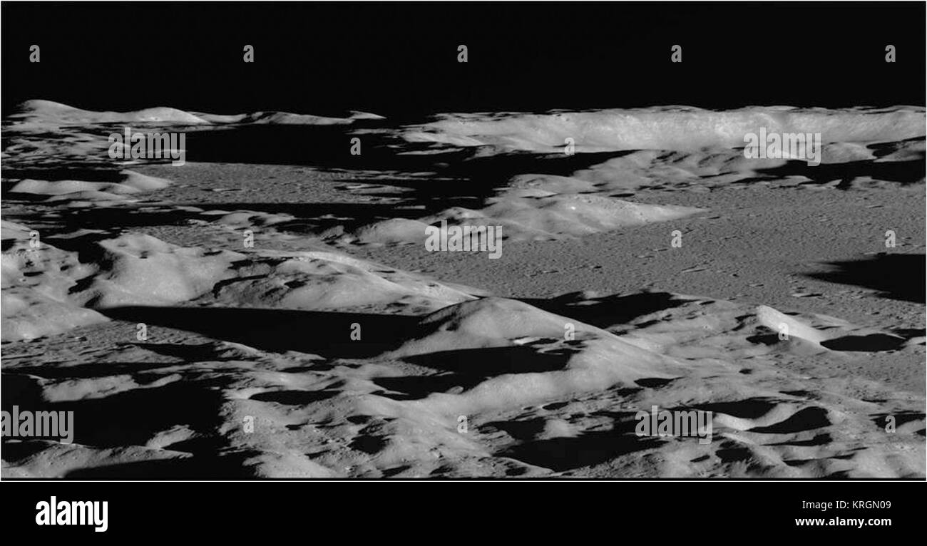 Paysages lunaires - à quelques occasions l'équipe LRO a profité de l'occasion pour incliner l'engin spatial à un angle très prononcé et utiliser les caméras d'Angle étroit LRO pour recueillir des images obliques comme celui-ci. En regardant à travers le paysage plutôt que directement vers le bas, la topographie et les angles d'éclairage sont mis en évidence, ce qui donne une vue spectaculaire sur le terrain lunaire. La région des plaines du nord de la lune présenté ici n'a pas été bien étudié et a peu d'entités nommées. La taille réelle de ce panorama est à plus de 280 millions de pixels et peut être agrandies et étudiée plus en détail lors de la Lunar Reconnaissance Orbiter Cam Banque D'Images