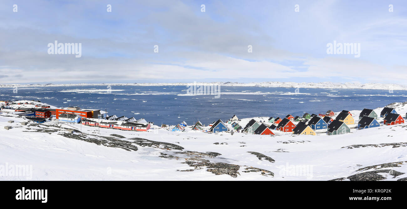 Maisons colorées des Inuits au fjord plein d'icebergs dans une banlieue de la capitale de l'Arctique Nuuk, Groenland Banque D'Images
