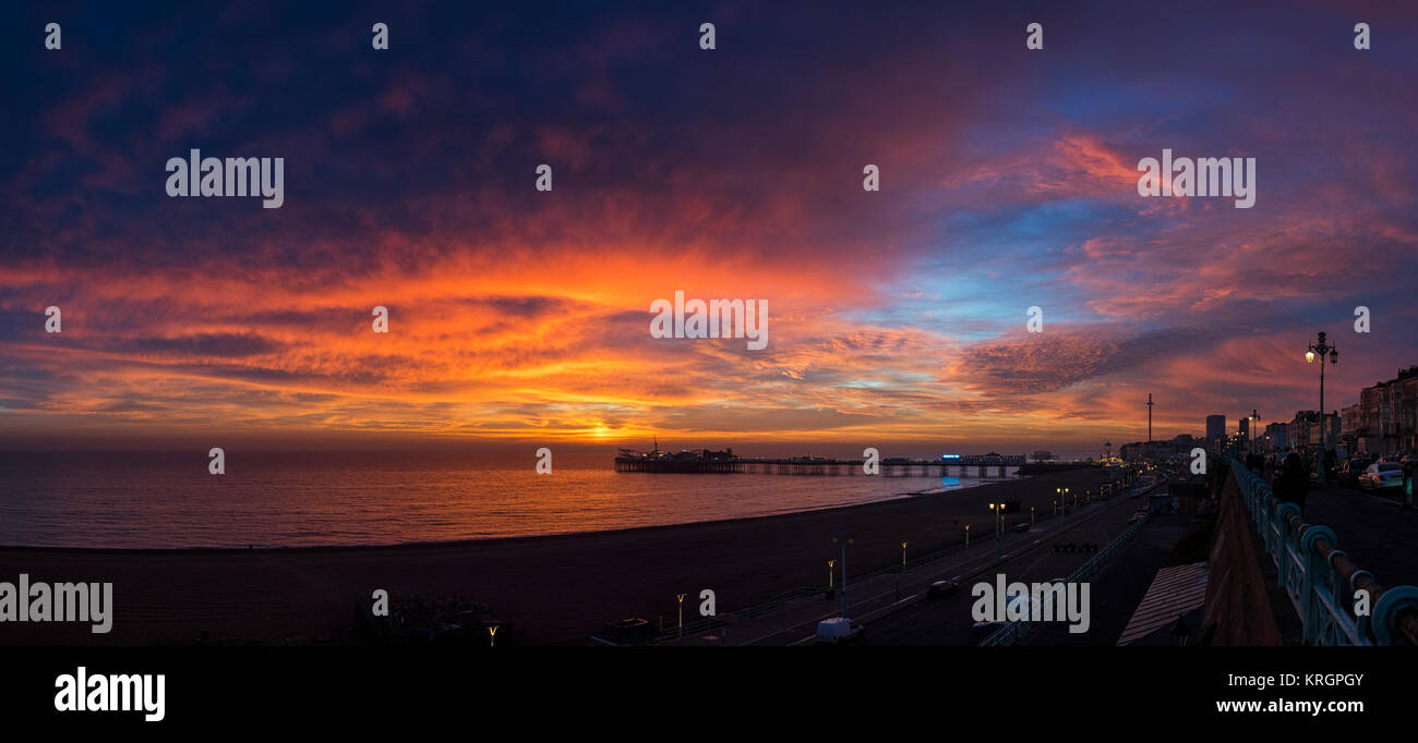 Coucher du soleil intense sur le front de mer de Brighton, montrant le Palace Pier et j360 Banque D'Images