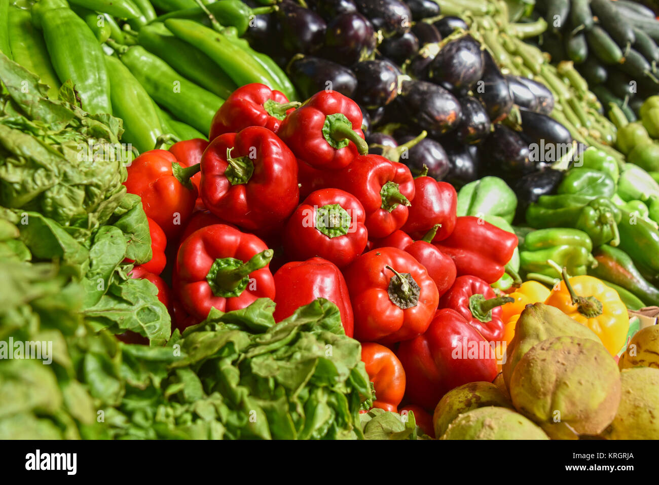 Les légumes frais biologiques sur street market stall Banque D'Images