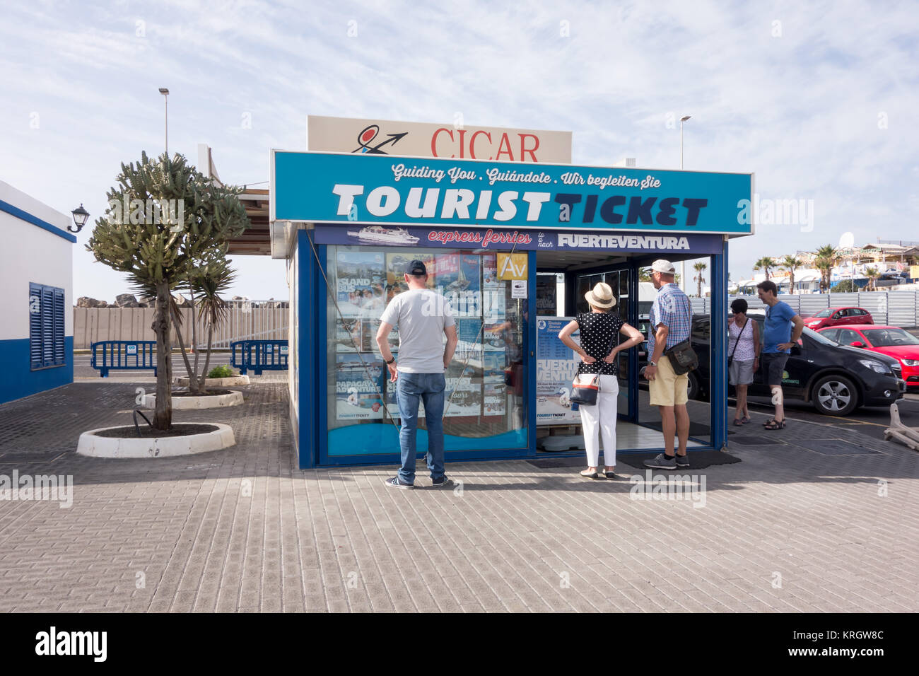 LANZAROTE, ESPAGNE - 7 Nov 2017 : les touristes window shopping dans une boutique touristique le long de la Calle Salida en Fuerteventura Playa Blanca. Banque D'Images