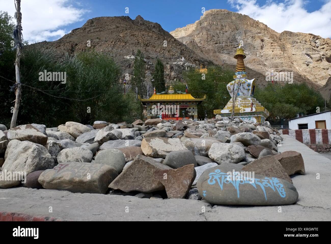 Le monastère de Sakya Kaza Tenggyu, Himachal Pradesh, Inde. Monastère récemment construit (2009). Manu pierres avec mantras bouddhistes inscrits Banque D'Images