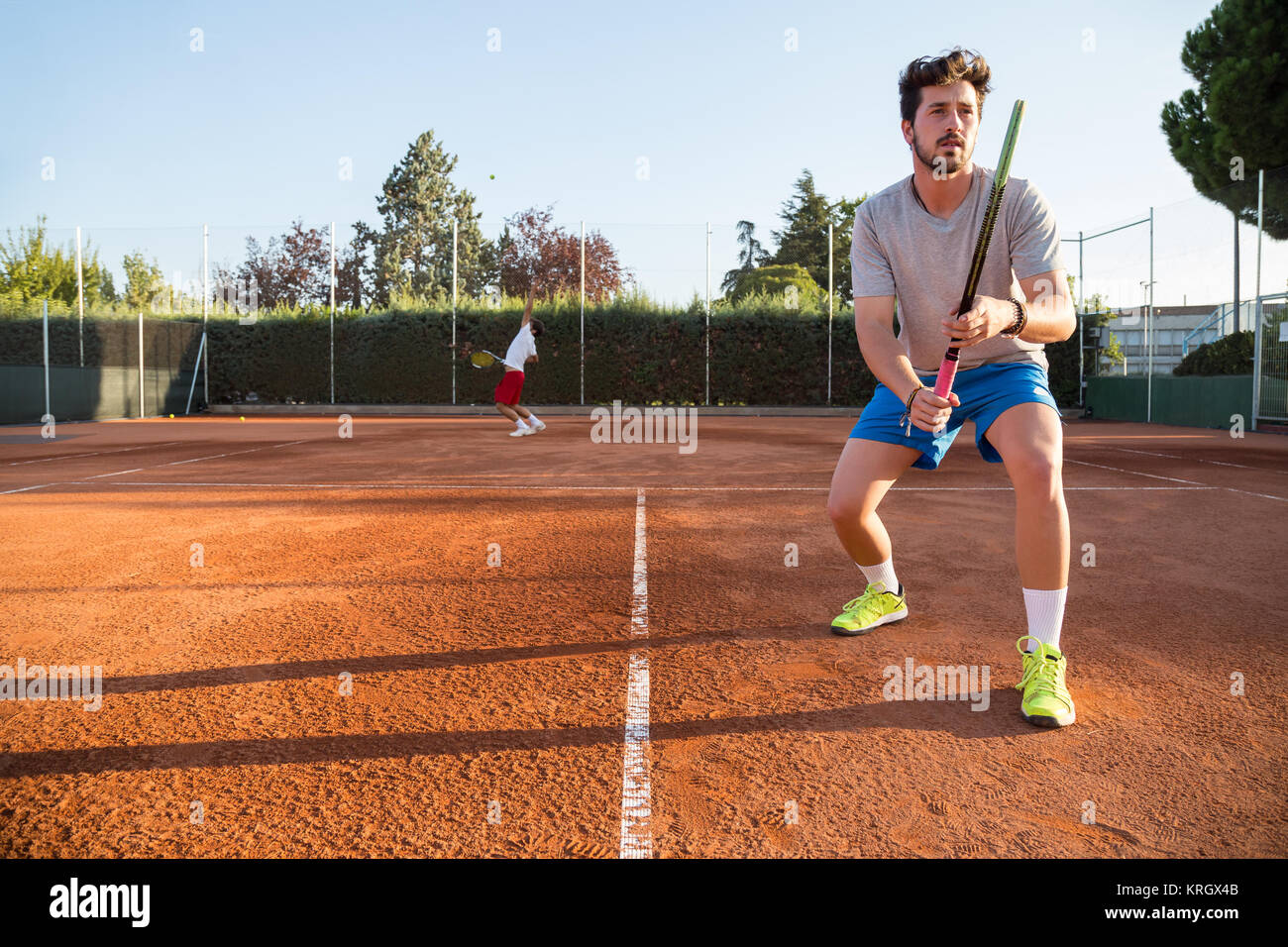 Deux joueurs professionnels de tennis en compétition contre une autre équipe. Banque D'Images