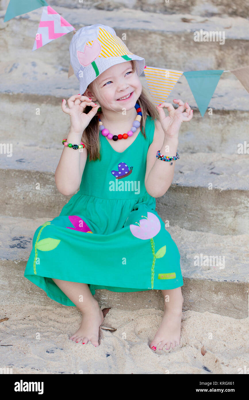 Happy girl sur la plage Banque D'Images