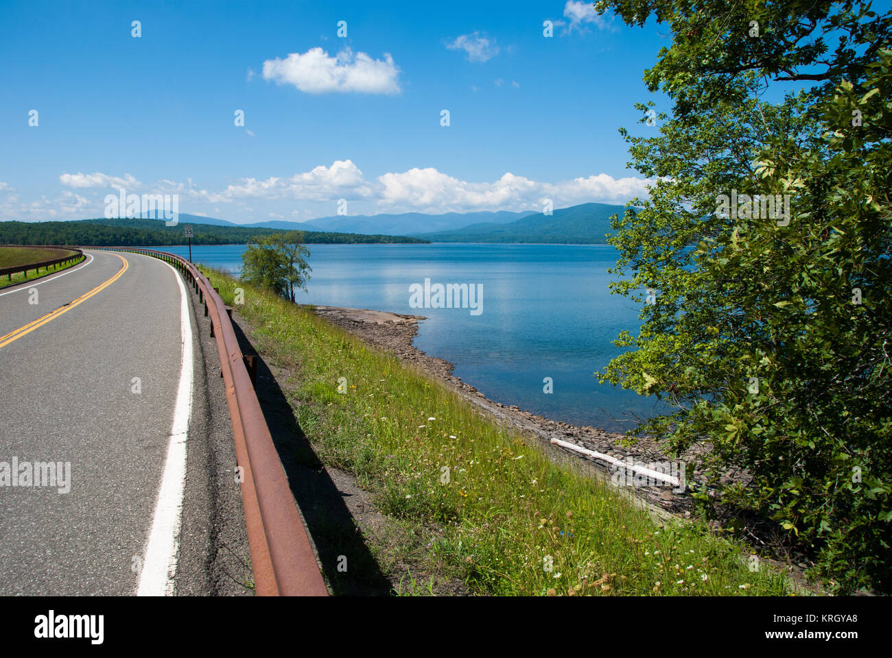 Réservoir Ashokan approvisionne et digue Road Banque D'Images