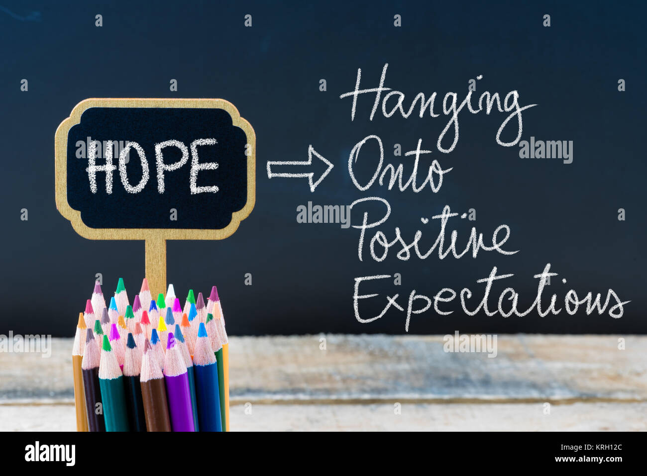 Acronyme d'ESPOIR accroché sur les attentes positives écrites avec la craie sur tableau noir en bois mini étiquettes Banque D'Images