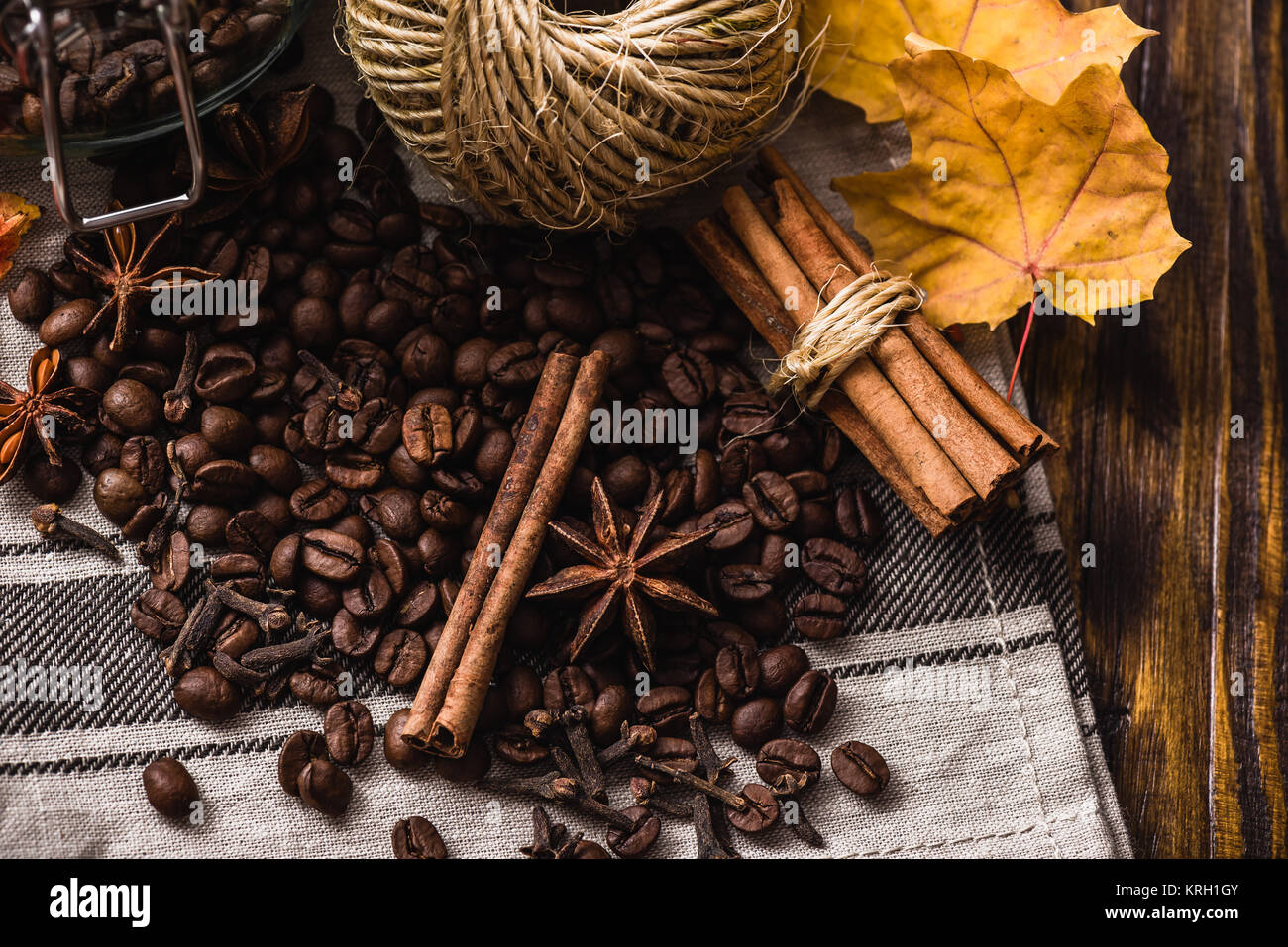 Les épices d'automne avec les fèves de café sur la table Banque D'Images