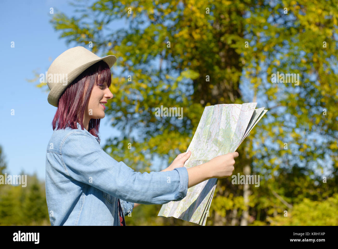 Belle jeune femme avec une carte à la campagne Banque D'Images