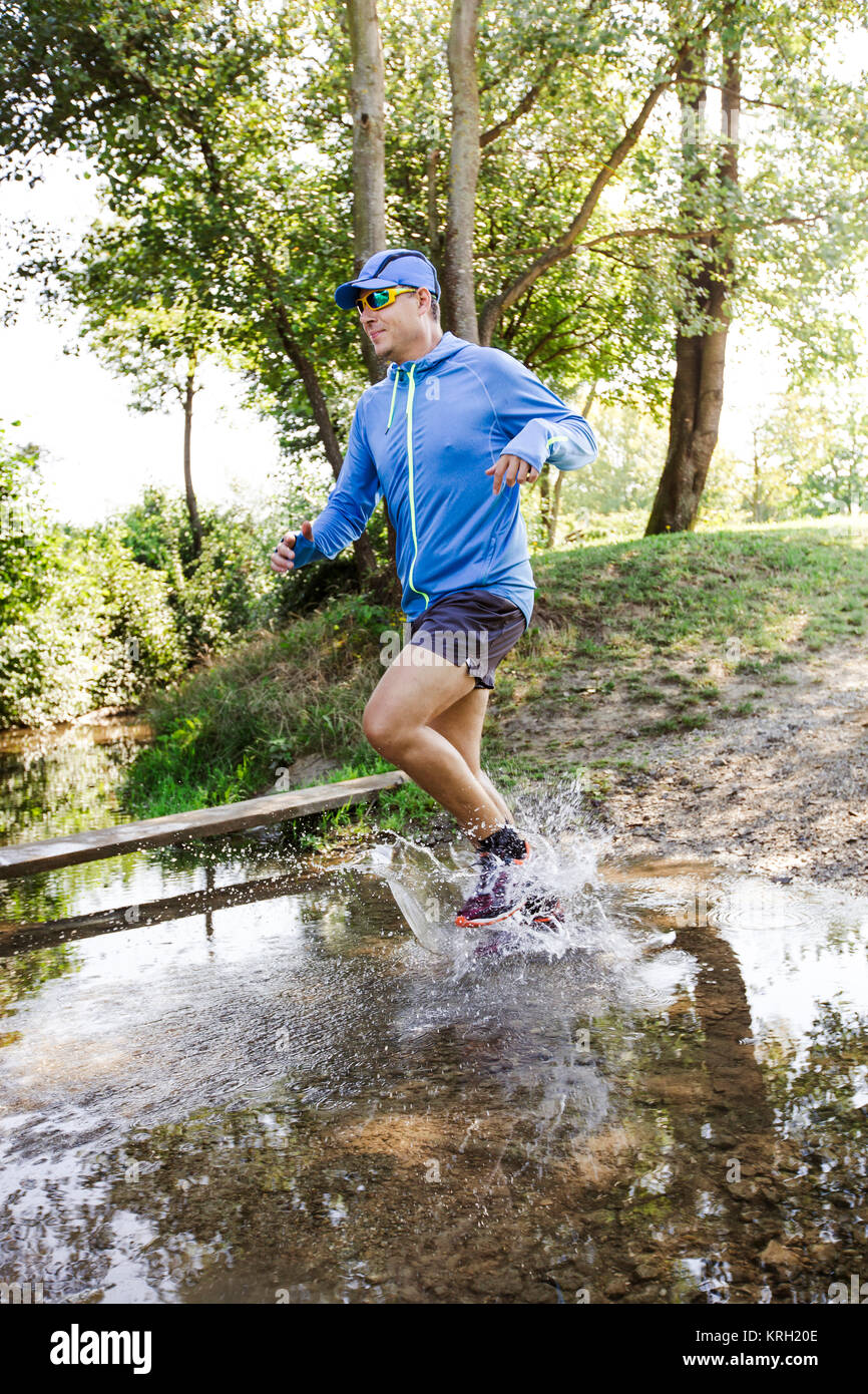 Jeune homme de courir les bois Banque D'Images