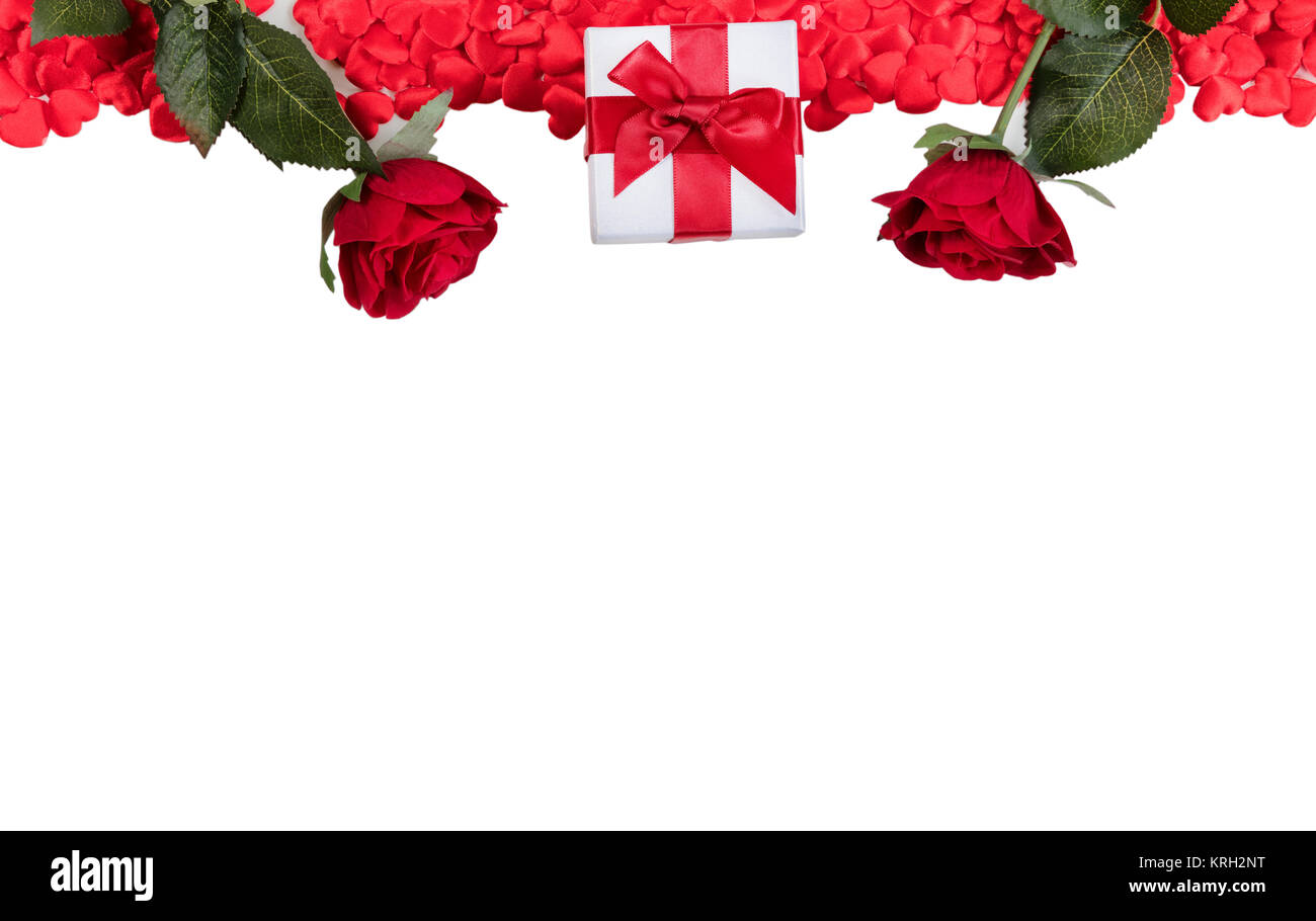 Red heart shapes, boîte cadeau et formant le conseil supérieur de roses sur fond blanc Banque D'Images