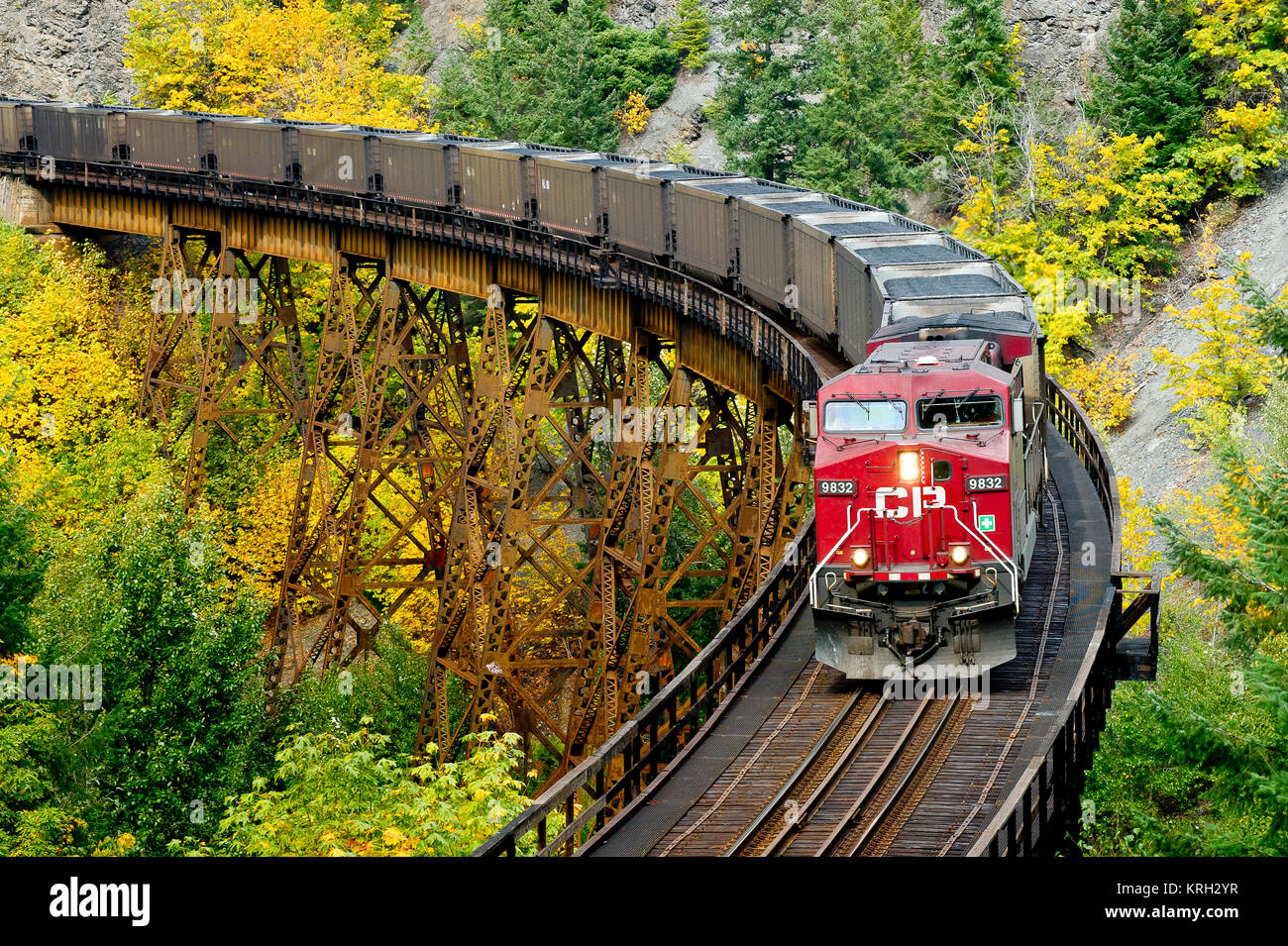 CP Rail Train de charbon de l'ouest dirigé par loco 9832 traverse la rivière Anderson trestle à l'automne - canyon du Fraser - BC Banque D'Images