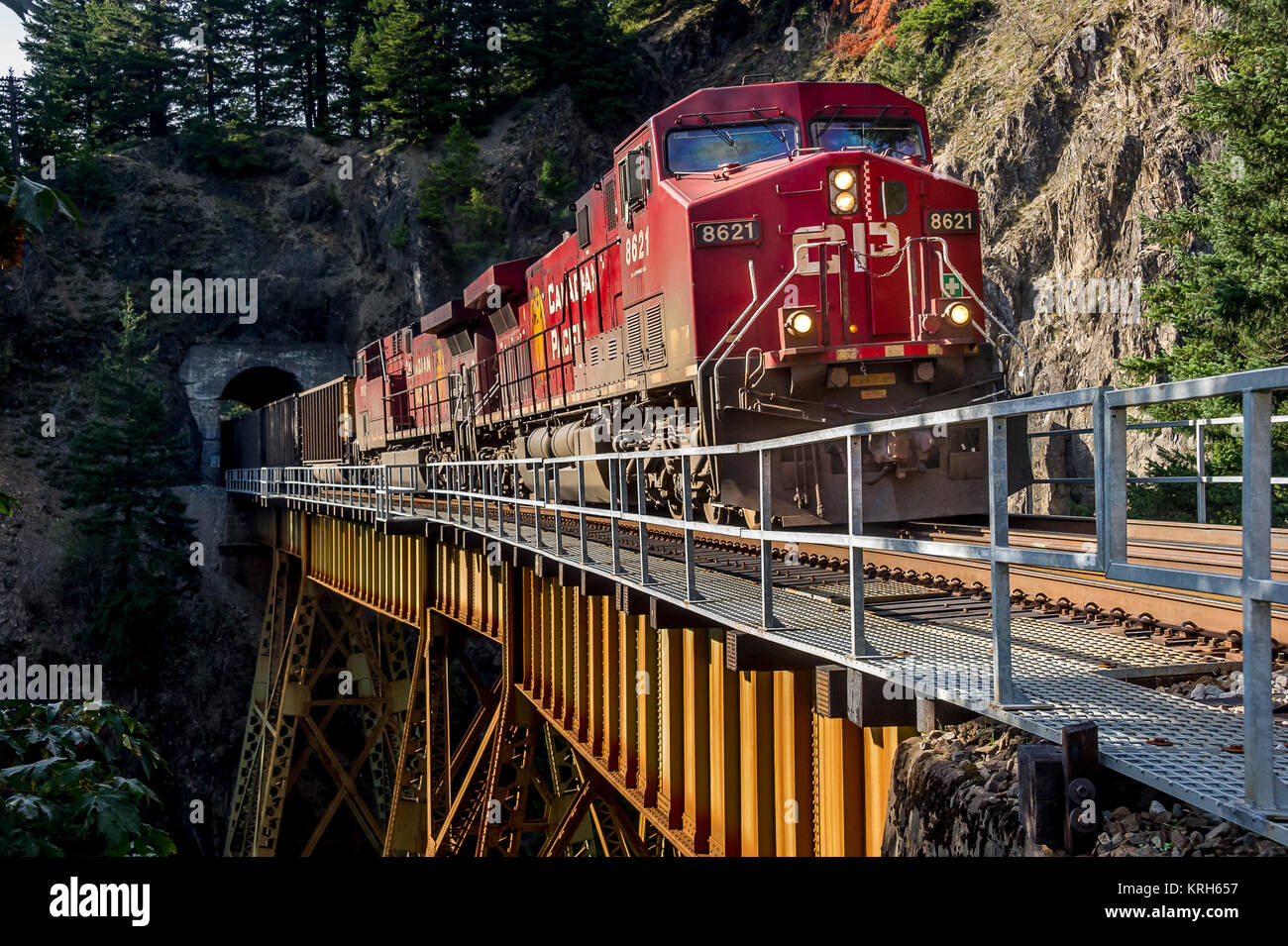 Train de charbon du CFCP westbound loco 8621 sort sur le pont tunnel Khristine Khristine BC Banque D'Images